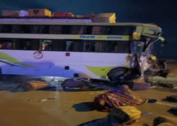 मुलताई-बैतूल हाईवे पर ससुन्दरा के पास बुधवार-गुरुवार रात करीब 3 बजे बस और ट्रक की भिड़ंत हो गई। इसमें बस में सवार 40 यात्री बुरी तरह घायल हो गए हैं। घायलों को मुलताई, आमला और बैतूल के अस्पतालों में भर्ती करवाया है। इनमें 10 की हालत गंभीर बनी हुई है। बस भोपाल से छिंदवाड़ा की ओर जा रही थी, वहीं ट्रक बैतूल की ओर जा रहा था। ससुन्दरा के पास ट्रक गलत दिशा से हाईवे पर आ गया, जिससे दुर्घटना हुई। टक्कर के बाद ट्रक डिवाइडर पर चढ़ गया। बस का ड्राइवर बस में फंस गया था, उसे मुश्किल से निकाला जा सका। संजीवनी 108 के ड्राइवर डॉ महेश झलिए ने बताया कि रात 3 बजे एमपी सूत्र सेवा की भोपाल से छिंदवाड़ा के बीच चलने वाली बस की टक्कर आइसर ट्रक से हुई। सूचना पर जिले से संजीवनी 108 गाड़ियां मौके पर पहुंची और घायलों को अस्पताल में भर्ती करवाया। ये हुए घायल बस के ड्राइवर भोपाल निवासी अनीस (45) की हालत ज्यादा गम्भीर है, उनके पैर और सिर में गंभीर चोट आई है। बस में सवार प्रकाश पुत्र रूपलाल (30 साल) निवासी डहुआ, निधि पुत्री कल्याण राणा (25 साल) निवासी बालाघाट, शशि पुत्र शंकर (47साल) निवासी भोपाल, हिमांशी पुत्री रामकिशोर (24साल) छिंदवाड़ा, चेतना पुत्री भागचंद (20 साल) निवासी सिवनी, लवलेश पुत्र रमेश ( 31 साल) निवासी सिवनी, देवेश पुत्र भागचंद (18साल) निवासी सिवनी, कमलेश पुत्र सुरेंद्र (42 साल) निवासी भोपाल, श्रद्धा पुत्री रंगलाल (29साल) निवासी बालाघाट सहित अन्य 40 यात्री घायल हुए हैं। मुलताई-बैतूल हाईवे पर ससुन्दरा के पास बुधवार-गुरुवार रात करीब 3 बजे बस और ट्रक की भिड़ंत हो गई। इसमें बस में सवार 40 यात्री बुरी तरह घायल हो गए हैं। घायलों को मुलताई, आमला और बैतूल के अस्पतालों में भर्ती करवाया है। इनमें 10 की हालत गंभीर बनी हुई है।
बस भोपाल से छिंदवाड़ा की ओर जा रही थी, वहीं ट्रक बैतूल की ओर जा रहा था। ससुन्दरा के पास ट्रक गलत दिशा से हाईवे पर आ गया, जिससे दुर्घटना हुई। टक्कर के बाद ट्रक डिवाइडर पर चढ़ गया। बस का ड्राइवर बस में फंस गया था, उसे मुश्किल से निकाला जा सका।
संजीवनी 108 के ड्राइवर डॉ महेश झलिए ने बताया कि रात 3 बजे एमपी सूत्र सेवा की भोपाल से छिंदवाड़ा के बीच चलने वाली बस की टक्कर आइसर ट्रक से हुई। सूचना पर जिले से संजीवनी 108 गाड़ियां मौके पर पहुंची और घायलों को अस्पताल में भर्ती करवाया।
ये हुए घायल
बस के ड्राइवर भोपाल निवासी अनीस (45) की हालत ज्यादा गम्भीर है, उनके पैर और सिर में गंभीर चोट आई है। बस में सवार प्रकाश पुत्र रूपलाल (30 साल) निवासी डहुआ, निधि पुत्री कल्याण राणा (25 साल) निवासी बालाघाट, शशि पुत्र शंकर (47साल) निवासी भोपाल, हिमांशी पुत्री रामकिशोर (24साल) छिंदवाड़ा, चेतना पुत्री भागचंद (20 साल) निवासी सिवनी, लवलेश पुत्र रमेश ( 31 साल) निवासी सिवनी, देवेश पुत्र भागचंद (18साल) निवासी सिवनी, कमलेश पुत्र सुरेंद्र (42 साल) निवासी भोपाल, श्रद्धा पुत्री रंगलाल (29साल) निवासी बालाघाट सहित अन्य 40 यात्री घायल हुए हैं।