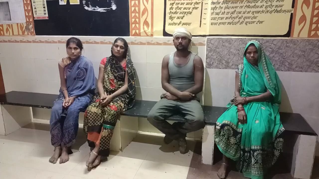 भरभराकर गिरा खेत में बना मकान, मलबे के नीचे दबे एक ही परिवार के 5 लोगों को चरगवां पुलिस ने स्थानीय लोगों की मदद से मलबा हटाकर निकालते हुये बचाई जान*