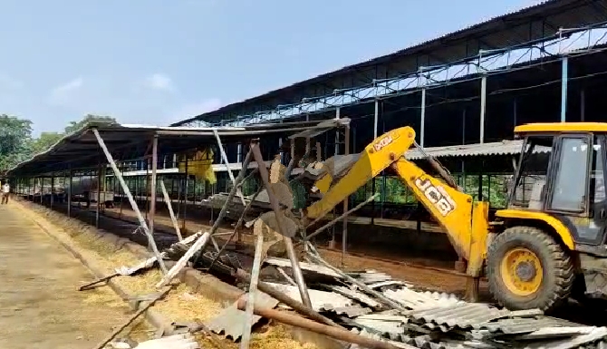 जबलपुर पुलिस एवं प्रशासन की नगर निगम के साथ मिलकर संयुक्त कार्यवाही हिस्ट्रीशीटर अब्दुल रज्जाक के बदमाश भाइयों का कब्जा हटाया गया कीमत 02 करोड़ रुपए