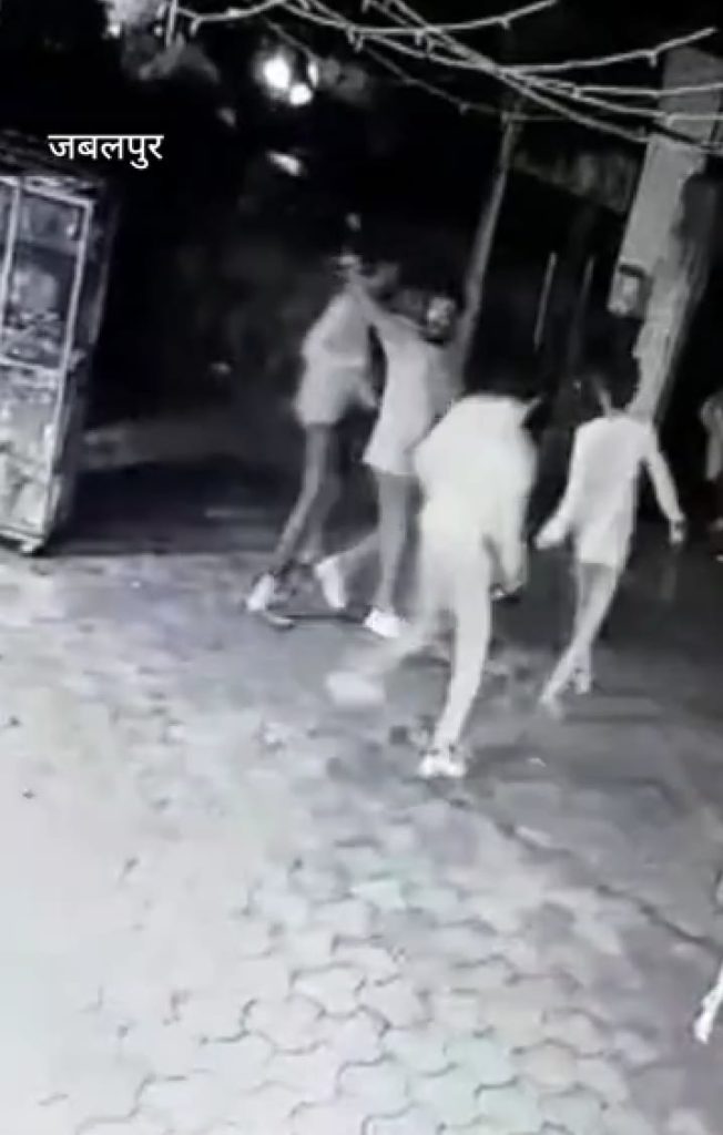 रेस्टारेंट में तोड़-फोड़ कर की फायरिंग:भाजपा नेता के परिवार के सदस्य सहित दों अन्य के खिलाफ शिकायत, पुलिस जुटी तलाश में