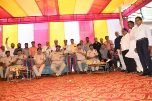 *मध्य प्रदेश इतिहास में जबलपुर स्थित ज्वेलरी शॉप में हुई सबसे बड़ी साढ़े पॉच करोड़ की नकबजनी की घटना का लगातार पर्यवेक्षण करते हुये आरोपियों को पकड़वाने पर अतिरिक्त पुलिस महानिदेशक जबलपुर जोन, जबलपुर श्री उमेश जोगा, पुलिस उप महानिरीक्षक जबलपुर रेंज जबलपुर श्री आर. आर. एस. परिहार, पुलिस अधीक्षक जबलपुर श्री सिद्धार्थ बहुगुणा सहित 116 पुलिस अधिकारियों एवं कर्मचारियो को सराफा एसोशियेशन ने एक गरिमामय सम्मान समारोह आयोजित कर किया सम्मानित*