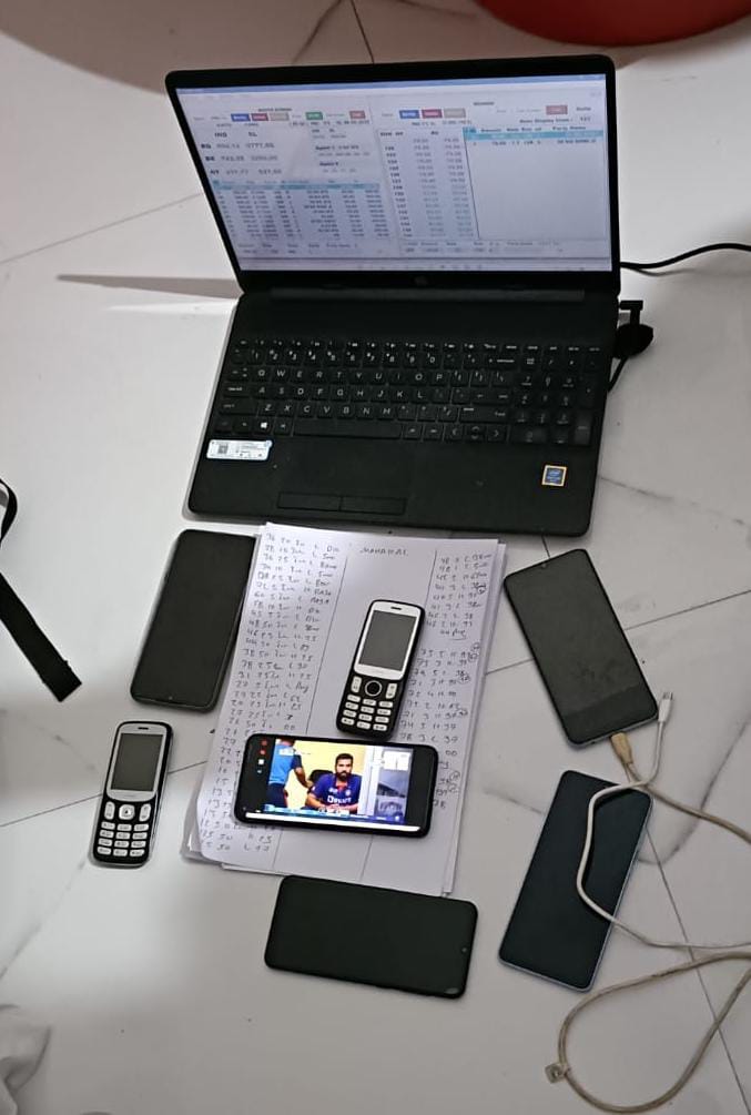 क्राइम ब्रांच एवं थाना गोहलपुर पुलिस की कार्यवाही, क्रिकेट का सट्टा खिलाते हुये 2 सटोरिये गिरफ्तार, 1 की तलाश, नगदी 1 हजार 50 रूपये, 7 मोबाईल, लैपटाप, बिना नम्बर की एक्सिस जप्त