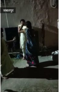 मकान खाली करवाया तो किरायेदारों ने की मारपीट:मारपीट का वीडियो आया सामने, पुलिस जुटी आरोपियों की तलाश मे dainik-b.in/vhMbFc6Nctb जबलपुर में एक युवती और उसके पति के साथ किरायेदारों ने जमकर मारपीट की गई, मारपीट की वजह थी कि पीड़ित युवती ने अपने घर में रहने वाली किरायेदार को समय पर बिजली बिल ना देने और मकान में तोड़फोड़ करने के चलते खाली करवा दिया था जिसकी दुश्मनी निभाते हुए सोमवार की रात चार युवक और दो युवतियों ने मिलकर मकान मालिक के साथ जमकर मारपीट की। आरोपियों ने बेरहमी से मारपीट करते हुए दोनों को धमकाया भी जिसकी शिकायत पीड़ित युवती रांझी थाना पुलिस से की ,पुलिस ने मामला दर्ज कर आरोपियों की तलाश शुरू कर दी है। पीड़ित युवती मनीषा ने बताया कि वह राँझी थाना के झंडा चौक के पास रहती है, युवती के माता-पिता नहीं है, वह अपने पति के साथ रह रही है। युवती का घर काफी बड़ा है इसलिए उसने कुछ लोगों को किराए पर दे रखा था। पड़ोस में ही रहने वाले मोनू और उसके भाइयों को मनीषा ने 4 माह पहले मकान किराए पर दिया था, पर 2 माह तक जब मोनू ने बिजली का बिल नहीं दिया और घर में तोड़फोड़ भी कर दी जिसके चलते मनीषा ने मकान खाली करवा लिया, यही बात आरोपियों को नागवार गुजरी। सोमवार की रात को तकरीबन 4 लड़के दीवाल कूदकर घर में घुसे और फिर गेट खोलकर दो अन्य युवतियों को भी बुला लिया और सभी ने मिलकर मनीषा और उसके पति गणेश के साथ जमकर मारपीट की। पति पत्नी के साथ मारपीट करने का अब वीडियो भी सामने आया है। वीडियो में देखा जा सकता है कि चार युवक और दो युवती मनीषा और उसके पति गणेश के साथ मारपीट कर रहे हैं। युवती ने आज रांझी थाने जाकर घटनाक्रम की शिकायत दर्ज करवाई है। मनीषा की शिकायत पर राँझी थाना पुलिस ने मामला दर्ज कर आरोपियों की तलाश शुरू कर दी है।