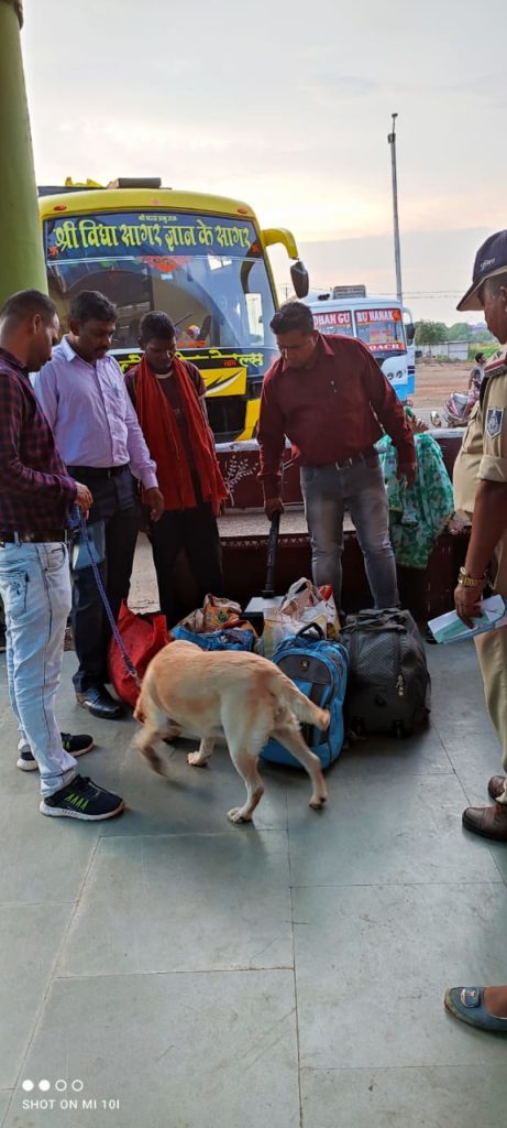 पुलिस अधीक्षक जबलपुर सिद्धार्थ बहुगुणा द्वारा महामहिम उपराष्ट्रपति महोदय के जबलपुर आगमन को दृष्टिगत रखते हुये सुरक्षा व्यवस्था को और सुदृढ करने के उद्देश्य से बी.डी.डी.एस. टीम द्वारा प्रस्तावित कार्यक्रम स्थलों तथा महत्वपूर्ण प्रतिष्ठानों/एवं भीडभाड वाले स्थानों की करायी जा रही है चैकिंग