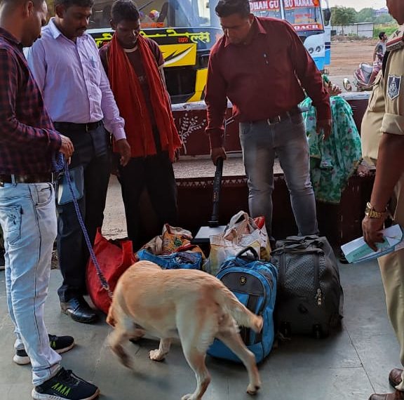 पुलिस अधीक्षक जबलपुर सिद्धार्थ बहुगुणा द्वारा महामहिम उपराष्ट्रपति महोदय के जबलपुर आगमन को दृष्टिगत रखते हुये सुरक्षा व्यवस्था को और सुदृढ करने के उद्देश्य से बी.डी.डी.एस. टीम द्वारा प्रस्तावित कार्यक्रम स्थलों तथा महत्वपूर्ण प्रतिष्ठानों/एवं भीडभाड वाले स्थानों की करायी जा रही है चैकिंग