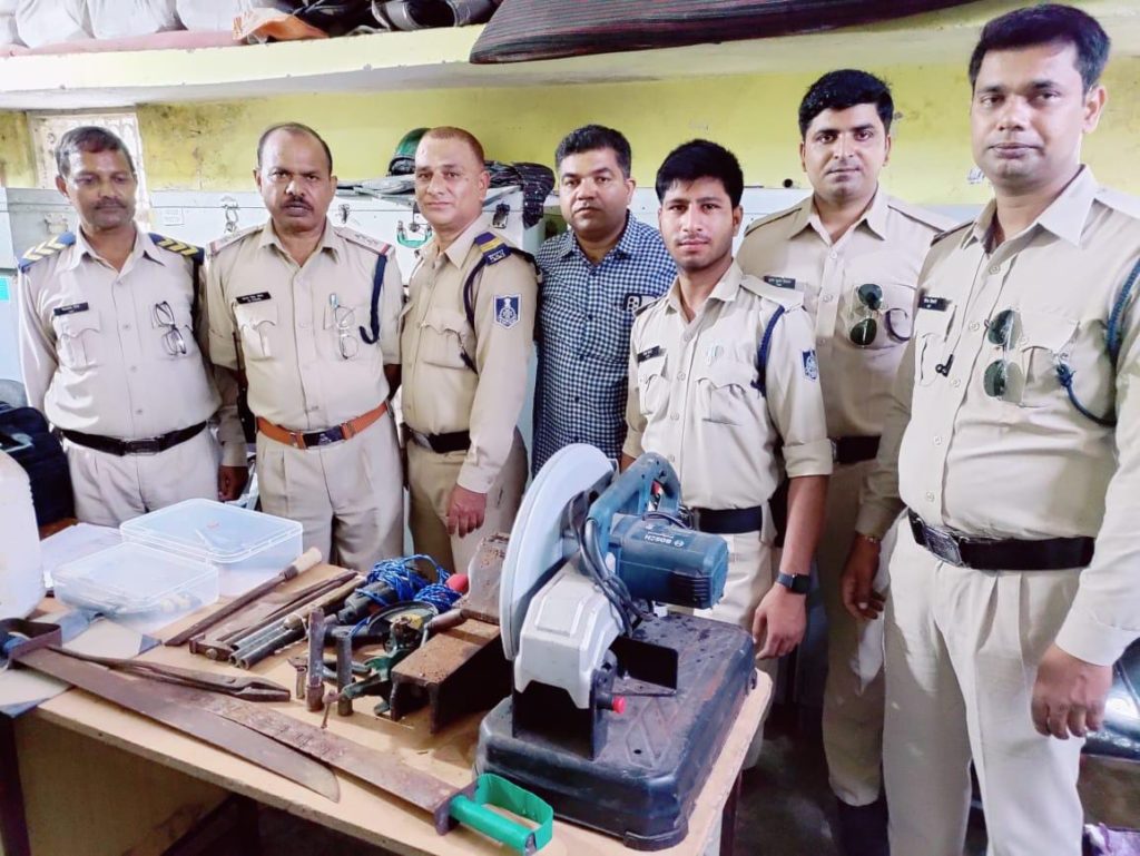 क्राईम ब्रांच एवं हनुमानताल पुलिस की कट्टा, तलवार, बका बनाने के कारखाने पर दबिश , देशी 2 कट्टे, 1 अधबना कट्टा, 4 सुअरमार बम, 2 तलवार, 1 बका, एवं हथियार बनाने के उपकरण जप्त, 3 अपचारी बालक एवं 1 आरोपी गिरफ्तार