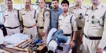 क्राईम ब्रांच एवं हनुमानताल पुलिस की कट्टा, तलवार, बका बनाने के कारखाने पर दबिश , देशी 2 कट्टे, 1 अधबना कट्टा, 4 सुअरमार बम, 2 तलवार, 1 बका, एवं हथियार बनाने के उपकरण जप्त, 3 अपचारी बालक एवं 1 आरोपी गिरफ्तार