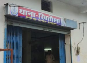 9वीं की छात्रा ने दिया बच्चे को जन्म:दुष्कर्म के 9 महीने बाद खुलासा होने पर आरोपी गिरफ्तार dainik-b.in/w84JoLjxytb जबलपुर में 9वीं कक्षा की छात्रा के साथ दुष्कर्म का मामला सामने आया है। मामला 9 महीने पुराना है, जिसका खुलासा तब हुआ जब नाबालिग छात्रा के पेट में दर्द हुआ। इसके बाद छात्रा को शासकीय अस्पताल, सिहोरा में भर्ती कराया गया। जहां उसने बच्चे को जन्म दिया। एसडीओपी भावना मरावी के मुताबिक खितौला थाना अंतर्गत रहने वाली 15 वर्षीय किशोरी 9वीं कक्षा में पढ़ती है। किशोरी के परिजन उसे सरकारी अस्पताल लेकर पहुंचे। जांच के दौरान पता चला कि किशोरी गर्भवती है। महिला चिकित्सक ने तुरंत इसकी खबर खितौला थाना प्रभारी को दी, जिसके बाद थाना प्रभारी आनन-फानन में अस्पताल पहुंची। किशोरी के परिजनों से बातचीत के दौरान वे इस मामले में रिपोर्ट दर्ज नहीं कराने की बात पर अड़े रहे। मामले को गंभीरता को देखते हुए पुलिस ने महिला चिकित्सक की मदद से परिजनों की काउंसिलिंग की, जिसके बाद परिजन शिकायत दर्ज कराने के लिए तैयार हुए। एक युवक को पुलिस ने किया गिरफ्तार समाज में छवि धूमिल होने के कारण के कारण छात्रा के परिजन रिपोर्ट दर्ज कराने तैयार नही हो रहे थे। जहां काउंसिलिंग के बाद परिजन रिपोर्ट दर्ज कराने के लिए तैयार हुए। पुलिस ने इस मामले में दुष्कर्म और पॉक्सो एक्ट के तहत प्रकरण दर्ज कर एक आरोपी को गिरफ्तार कर लिया है।