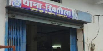 9वीं की छात्रा ने दिया बच्चे को जन्म:दुष्कर्म के 9 महीने बाद खुलासा होने पर आरोपी गिरफ्तार dainik-b.in/w84JoLjxytb जबलपुर में 9वीं कक्षा की छात्रा के साथ दुष्कर्म का मामला सामने आया है। मामला 9 महीने पुराना है, जिसका खुलासा तब हुआ जब नाबालिग छात्रा के पेट में दर्द हुआ। इसके बाद छात्रा को शासकीय अस्पताल, सिहोरा में भर्ती कराया गया। जहां उसने बच्चे को जन्म दिया। एसडीओपी भावना मरावी के मुताबिक खितौला थाना अंतर्गत रहने वाली 15 वर्षीय किशोरी 9वीं कक्षा में पढ़ती है। किशोरी के परिजन उसे सरकारी अस्पताल लेकर पहुंचे। जांच के दौरान पता चला कि किशोरी गर्भवती है। महिला चिकित्सक ने तुरंत इसकी खबर खितौला थाना प्रभारी को दी, जिसके बाद थाना प्रभारी आनन-फानन में अस्पताल पहुंची। किशोरी के परिजनों से बातचीत के दौरान वे इस मामले में रिपोर्ट दर्ज नहीं कराने की बात पर अड़े रहे। मामले को गंभीरता को देखते हुए पुलिस ने महिला चिकित्सक की मदद से परिजनों की काउंसिलिंग की, जिसके बाद परिजन शिकायत दर्ज कराने के लिए तैयार हुए। एक युवक को पुलिस ने किया गिरफ्तार समाज में छवि धूमिल होने के कारण के कारण छात्रा के परिजन रिपोर्ट दर्ज कराने तैयार नही हो रहे थे। जहां काउंसिलिंग के बाद परिजन रिपोर्ट दर्ज कराने के लिए तैयार हुए। पुलिस ने इस मामले में दुष्कर्म और पॉक्सो एक्ट के तहत प्रकरण दर्ज कर एक आरोपी को गिरफ्तार कर लिया है।