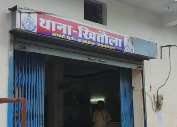 9वीं की छात्रा ने दिया बच्चे को जन्म:दुष्कर्म के 9 महीने बाद खुलासा होने पर आरोपी गिरफ्तार dainik-b.in/w84JoLjxytb जबलपुर में 9वीं कक्षा की छात्रा के साथ दुष्कर्म का मामला सामने आया है। मामला 9 महीने पुराना है, जिसका खुलासा तब हुआ जब नाबालिग छात्रा के पेट में दर्द हुआ। इसके बाद छात्रा को शासकीय अस्पताल, सिहोरा में भर्ती कराया गया। जहां उसने बच्चे को जन्म दिया। एसडीओपी भावना मरावी के मुताबिक खितौला थाना अंतर्गत रहने वाली 15 वर्षीय किशोरी 9वीं कक्षा में पढ़ती है। किशोरी के परिजन उसे सरकारी अस्पताल लेकर पहुंचे। जांच के दौरान पता चला कि किशोरी गर्भवती है। महिला चिकित्सक ने तुरंत इसकी खबर खितौला थाना प्रभारी को दी, जिसके बाद थाना प्रभारी आनन-फानन में अस्पताल पहुंची। किशोरी के परिजनों से बातचीत के दौरान वे इस मामले में रिपोर्ट दर्ज नहीं कराने की बात पर अड़े रहे। मामले को गंभीरता को देखते हुए पुलिस ने महिला चिकित्सक की मदद से परिजनों की काउंसिलिंग की, जिसके बाद परिजन शिकायत दर्ज कराने के लिए तैयार हुए। एक युवक को पुलिस ने किया गिरफ्तार समाज में छवि धूमिल होने के कारण के कारण छात्रा के परिजन रिपोर्ट दर्ज कराने तैयार नही हो रहे थे। जहां काउंसिलिंग के बाद परिजन रिपोर्ट दर्ज कराने के लिए तैयार हुए। पुलिस ने इस मामले में दुष्कर्म और पॉक्सो एक्ट के तहत प्रकरण दर्ज कर एक आरोपी को गिरफ्तार कर लिया है।