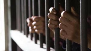 *टैटू व्यवसायी की बीच राह में गोली मारकर हत्या करने वाले आरोपियों को मान्नीय न्यायालय ने किया आजीवन कारावास एवं 12000-12000 रूपये के अर्थदंड से दंडित* *पुलिस अधीक्षक जबलपुर श्री सिद्धार्थ बहुगुणा (भा.पु.से.)* के मार्गदर्शन में प्रतिदिन सनसनीखेज चिन्हित अपराधों की मॉनीटरिंग उप पुलिस अधीक्षक महिला अपराध सुश्री पूजा पाण्डे एवं उप पुलिस अधीक्षक ग्रामीण श्रीमति अपूर्वा किलेदार द्वारा की जा रही है, आदेशानुसार गवाहों को ब्रीफ कर पेशी पर स्वयं थाना प्रभारी/विवेचना अधिकारी द्वारा समय पर उपस्थित कराया जा रहा है जिसके परिणाम स्वरूप मान्नीय न्यायालय विशेष न्यायाधीश श्री सुखराम सीनम जबलपुर की न्यायालय द्वारा आरोपी मयंक, शिवम व उत्कर्ष को थाना गढ़ा के विशेष प्रकरण क्रमांक 490/2020 धारा 302/34, 201, भादवि एवं 25 आर्म्स एक्ट के तहत प्रत्येक को आजीवन कारावास एवं 12000-12000 रूपये के अर्थदंड से दण्डित किया है। घटना विवरण- दिनांक 12/08/2020 को मृतक अंकित चंडोक रात 11 बजे लगभग अपने घर से स्कूटी से शारदा मंदिर रोड मदनमहल में गाय को चारा व सब्जी खिलाने गया था, सड़क पर पीछे से आई एक वैन में बैठे मयंक, शिवम व उत्कर्ष ने अंकित की स्कूटी में टक्कर मारी जिससे अंकित गिर गया और आरोपियों नेे गोली मारकर अंकित की हत्या कर दी थी, जिस पर थाना गढ़ा ने अपराध क्र. 437/2020 का प्रकरण दर्ज कर प्रकरण विवेचना में लिया गया। प्रकरण की विवेचना थाना प्रभारी गढा श्री राकेश तिवारी द्वारा की गयी एवं मान्नीय न्यायालय में चालान प्रस्तुत किया गया। पुलिस अधीक्षक जबलपुर श्री सिद्धार्थ बहुगुणा (भा.पु.से.) के मार्गदर्शन में प्रकरण की सतत मॉनीटिंरिंग नोडल अधिकारी उप पुलिस अधीक्षक सुश्री पूजा पाण्डे द्वारा की गयी, मान्नीय न्यायलय द्वारा जारी समंस/वारंट तामील कराते हुये समय पर साक्षियों को मान्नीय न्यायालय के समक्ष उपस्थित कराया गया। प्रभारी उपसंचालक अभियोजन/जिला लोक अभियोजन अधिकारी श्री अजय कुमार जैन के मार्गदर्शन में सहायक जिला लोक अभियोजन अधिकारी श्री कृष्णगोपाल तिवारी द्वारा उक्त मामले में शसक्त पैरवी की गई एवं न्यायालय में 27 अभियोजन साक्षी एवं 1 बचाव साक्षी को परीक्षित कराया गया। सहायक जिला लोक अभियोजन अधिकारी श्री कृष्णगोपाल तिवारी के तर्काे से सहमत होते हुये मान्नीय न्यायालय विशेष न्यायाधीश श्री सुखराम सीनम की न्यायालय द्वारा आरोपी मयंक अग्रवाल उम्र 30 वर्ष निवासी शांतापुरा थाना मोतीनगर गाजियाबाद उ.प्र. एवं शिवम पटेल उम्र 24 वर्ष निवासी कृष्णापुरी थाना मोतीनगर गाजियाबाद उ.प्र. तथा उत्कर्ष मिश्रा उम्र 24 वर्ष निवासी सुचेता पुरी चौकी गोविंदपुरी थाना मोतीनगर गाजियाबाद उ.प्र. को थाना गढ़ा के विशेष प्रकरण क्रमांक 490/2020 धारा 302/34, भादवि में प्रत्येक को आजीवन कारावास एवं 10000-10000 रूपये के अर्थदंड तथा धारा 201 भादवि के तहत 05 साल की सजा एवं प्रत्येक को 1000-1000 रूपये के अर्थदंड एवं आरोपी उत्कर्ष को 25 आर्म्स एक्ट के तहत 03 वर्ष का कारावास एवं 1000 रूपये के अर्थदंड से दण्डित किया ।