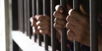 *टैटू व्यवसायी की बीच राह में गोली मारकर हत्या करने वाले आरोपियों को मान्नीय न्यायालय ने किया आजीवन कारावास एवं 12000-12000 रूपये के अर्थदंड से दंडित* *पुलिस अधीक्षक जबलपुर श्री सिद्धार्थ बहुगुणा (भा.पु.से.)* के मार्गदर्शन में प्रतिदिन सनसनीखेज चिन्हित अपराधों की मॉनीटरिंग उप पुलिस अधीक्षक महिला अपराध सुश्री पूजा पाण्डे एवं उप पुलिस अधीक्षक ग्रामीण श्रीमति अपूर्वा किलेदार द्वारा की जा रही है, आदेशानुसार गवाहों को ब्रीफ कर पेशी पर स्वयं थाना प्रभारी/विवेचना अधिकारी द्वारा समय पर उपस्थित कराया जा रहा है जिसके परिणाम स्वरूप मान्नीय न्यायालय विशेष न्यायाधीश श्री सुखराम सीनम जबलपुर की न्यायालय द्वारा आरोपी मयंक, शिवम व उत्कर्ष को थाना गढ़ा के विशेष प्रकरण क्रमांक 490/2020 धारा 302/34, 201, भादवि एवं 25 आर्म्स एक्ट के तहत प्रत्येक को आजीवन कारावास एवं 12000-12000 रूपये के अर्थदंड से दण्डित किया है। घटना विवरण- दिनांक 12/08/2020 को मृतक अंकित चंडोक रात 11 बजे लगभग अपने घर से स्कूटी से शारदा मंदिर रोड मदनमहल में गाय को चारा व सब्जी खिलाने गया था, सड़क पर पीछे से आई एक वैन में बैठे मयंक, शिवम व उत्कर्ष ने अंकित की स्कूटी में टक्कर मारी जिससे अंकित गिर गया और आरोपियों नेे गोली मारकर अंकित की हत्या कर दी थी, जिस पर थाना गढ़ा ने अपराध क्र. 437/2020 का प्रकरण दर्ज कर प्रकरण विवेचना में लिया गया। प्रकरण की विवेचना थाना प्रभारी गढा श्री राकेश तिवारी द्वारा की गयी एवं मान्नीय न्यायालय में चालान प्रस्तुत किया गया। पुलिस अधीक्षक जबलपुर श्री सिद्धार्थ बहुगुणा (भा.पु.से.) के मार्गदर्शन में प्रकरण की सतत मॉनीटिंरिंग नोडल अधिकारी उप पुलिस अधीक्षक सुश्री पूजा पाण्डे द्वारा की गयी, मान्नीय न्यायलय द्वारा जारी समंस/वारंट तामील कराते हुये समय पर साक्षियों को मान्नीय न्यायालय के समक्ष उपस्थित कराया गया। प्रभारी उपसंचालक अभियोजन/जिला लोक अभियोजन अधिकारी श्री अजय कुमार जैन के मार्गदर्शन में सहायक जिला लोक अभियोजन अधिकारी श्री कृष्णगोपाल तिवारी द्वारा उक्त मामले में शसक्त पैरवी की गई एवं न्यायालय में 27 अभियोजन साक्षी एवं 1 बचाव साक्षी को परीक्षित कराया गया। सहायक जिला लोक अभियोजन अधिकारी श्री कृष्णगोपाल तिवारी के तर्काे से सहमत होते हुये मान्नीय न्यायालय विशेष न्यायाधीश श्री सुखराम सीनम की न्यायालय द्वारा आरोपी मयंक अग्रवाल उम्र 30 वर्ष निवासी शांतापुरा थाना मोतीनगर गाजियाबाद उ.प्र. एवं शिवम पटेल उम्र 24 वर्ष निवासी कृष्णापुरी थाना मोतीनगर गाजियाबाद उ.प्र. तथा उत्कर्ष मिश्रा उम्र 24 वर्ष निवासी सुचेता पुरी चौकी गोविंदपुरी थाना मोतीनगर गाजियाबाद उ.प्र. को थाना गढ़ा के विशेष प्रकरण क्रमांक 490/2020 धारा 302/34, भादवि में प्रत्येक को आजीवन कारावास एवं 10000-10000 रूपये के अर्थदंड तथा धारा 201 भादवि के तहत 05 साल की सजा एवं प्रत्येक को 1000-1000 रूपये के अर्थदंड एवं आरोपी उत्कर्ष को 25 आर्म्स एक्ट के तहत 03 वर्ष का कारावास एवं 1000 रूपये के अर्थदंड से दण्डित किया ।