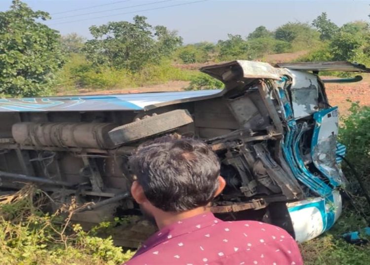 दमोह स्टेट हाईवे पर बस पलटी यात्री , 7 लोग गंभीर घायल दमोह स्टेट हाईवे पर बस पलटी यात्री , 7 लोग गंभीर घायल