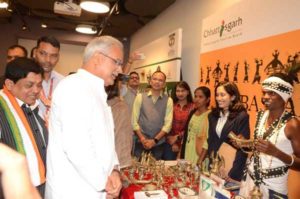    छत्तीसगढ़ की राजधानी रायपुर में राष्ट्रीय आदिवासी नृत्य महोत्सव का भव्य आयोजन किया जाएगा। यह कार्यक्रम एक से तीन नवम्बर तक साइंस कॉलेज ग्राउंड में आयोजित होगा। महोत्सव में नौ देशों के जनजातीय कलाकारों सहित 28 राज्य और 8 केंद्र शासित प्रदेशों के 1500 से अधिक कलाकार भाग लेंगे। नई दिल्ली में आयोजित टूरिज्म कॉन्क्लेव के दौरान छत्तीसगढ़ के मुख्यमंत्री श्री भूपेश बघेल ने कहा कि इस महोत्सव के माध्यम से न केवल राष्ट्रीय-अंतर्राष्ट्रीय स्तर पर जनजातीय कलाकारों के बीच उनकी कलाओं की साझेदारी होगी, बल्कि वे एक-दूसरे के खान-पान, रीति-रिवाज, शिल्प-शैली को भी देख-समझ सकेंगे। इन प्रयासों के क्रम में हमने नेशनल ट्राइबल डांस फेस्टिवल के रूप में एक बहुत महत्वपूर्ण परंपरा की शुरूआत छत्तीसगढ़ में की है। हमारा यह प्रयास न केवल छत्तीसगढ़ के लिए, बल्कि देश और पूरी दुनिया के जन-जातीय समुदायों के विकास के लिए अत्यंत महत्वपूर्ण है।  बघेल ने कहा कि वनवासियों, आदिवासियों, किसानों, ग्रामीणों और वंचित वर्ग के लोगों के सामाजिक और आर्थिक सशक्तिकरण में कला, संस्कृति और पर्यटन को हमने एक मजबूत संसाधन के तौर पर इस्तेमाल किया है, और इसके बढ़िया परिणाम भी हमें मिले हैं। आयोजन के दौरान श्री बघेल ने जानकारी दी कि छत्तीसगढ़ की ओर से नौ देशों को आमंत्रण पत्र भेजा गया है। ये सभी देश पहली बार रायपुर में अपनी प्रस्तुति देंगे। इस आयोजन में मोजांबिक, मंगोलिया, टोंगो, रशिया, इंडोनेशिया, मालदीव, सर्बिया, न्यूजीलैंड और इजिप्ट के जनजातीय कलाकार हिस्सा लेंगे। वहीं, दिल्ली पहुंचने वाले विदेशी मेहमानों को छत्तीसगढ़ तक लाने-ले जाने और उनकी मेहमान-नवाजी में इंडियन काउंसिल आफ कल्चरल रिलेशन, दिल्ली (आई.सी.सी.आर) सहयोगी होगा। इस दौरान श्रम एवं समाज कल्याण मंत्री डॉ. शिव कुमार डहरिया, छत्तीसगढ़ पर्यटन मण्डल के अध्यक्ष श्री अनिल साहू सहित छत्तीसगढ़ के अन्य अधिकारी शामिल रहे।  राज्यों के मुख्यमंत्रियों को भेजा गया न्योता मुख्यमंत्री श्री भूपेश बघेल की पहल पर विभिन्न राज्यों के मुख्यमंत्री एवं राज्यपालों को आमंत्रित करने के लिए छत्तीसगढ़ के मंत्रीगण एवं प्रशासनिक अधिकारियों को व्यक्तिगत रूप से भेजा जा रहा है।  राष्ट्रीय महोत्सव के लिए दो थीम तय इस बार आदिवासी नृत्य महोत्सव में दो थीम रखी गई है। पहली थीम है फसल कटाई पर होने वाले आदिवासी नृत्य और दूसरी थीम है आदिवासी परम्पराएँ और रीति- रिवाज। विजेताओं को कुल 20 लाख रुपए के पुरस्कारों का वितरण किया जाएगा। प्रथम स्थान के लिए 05 लाख रुपए, द्वितीय स्थान के लिए 03 लाख रुपए और तृतीय स्थान के लिए 02 लाख रुपए के पुरस्कार दिए जाएंगे।