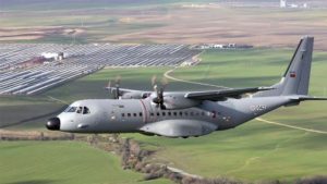 C-295 ट्रांसपोर्ट एयरक्राफ्ट अब भारत में ही बनेगा ,22,000 करोड़ का प्रोजेक्ट नईदिल्ली आत्मनिर्भर भारत अभियान को बढ़ावा देने के लिए भारतीय वायुसेना का C-295 ट्रांसपोर्ट एयरक्राफ्ट अब भारत में ही बनेगा और इस काम के लिए यूरोप की एयरबस कंपनी और भारत की टाटा ने हाथ मिलाया है. प्रधानमंत्री नरेंद्र मोदी, रविवार को गुजरात के वडोदरा में उस प्लांट का उद्घाटन करेंगे जहां ये एयरक्राफ्ट बनेगा. ये प्रोजेक्ट उस वक्त गुजरात में लाया गया जब राज्य में आगामी चुनाव की तैयारियां हो रही है. रक्षा सचिव अजय कुमार का कहना है कि ये प्लांट एयरक्राफ्ट के एक्सपोर्ट के साथ-साथ भारतीय वायुसेना के अतिरिक्त ऑर्डर की भी पूर्ति करेगा. कुमार ने कहा कि ये पहली बार होगा कि C-295 एयरक्राफ्ट यूरोप के बाहर निर्मित होगा. ये घरेलू उड्डयन क्षेत्र के लिए बहुत अहमियत रखता है. पिछले साल सितंबर में भारत ने एयरबस डिफेंस एंड स्पेस के साथ 21 हजार करोड़ रुपये का अनुबंध किया ताकि 56 C-295 एयरक्राफ्ट को वायु सेना के पुराने होते Avro-748 प्लेन से बदला जा सके. अनुबंध के तहत एयरबस चार साल के भीतर पहले 16 एयरक्राफ्ट को उड़ने वाली स्थिति में ही स्पेन के सेविल की अंतिम असेंबली लाइन से भारत पहुंचाएगा और इसके बाद 40 एयरक्राफ्ट को भारत में टाटा एडवांस सिस्टम्स (Tata Advanced Systems) के साथ मिलकर बनाया और असेंबल किया जाएगा. ये अनुबंध दोनों कंपनियों के बीच हुई औद्योगिक भागीदारी का हिस्सा है. ये अपने आप में पहला सैन्य एयरक्राफ्ट होगा जो किसी निजी कंपनी द्वारा भारत में बनाया जाएगा. इस प्रोजेक्ट की कुल लागत 21,935 करोड़ रुपये होगी. C-295 की 5 अहम बातें – C-295, 5-10 टन क्षमता का एक परिवहन एयरक्राफ्ट है जो एडवांस तकनीक से लैस है. ये वायुसेना के पुराने होते एवरो एयरक्राफ्ट की जगह लेगा. एयरबस के मुताबिक ये विमान अलग-अलग वेरियेंट के हो सकते हैं जिसमें ये वॉटर बॉम्बर, एयर टैंकर, वीआईपी को लाने-ले जाने और मेडिकल आपातकाल के दौरान मदद के काम में लाया जा सकता है. वायुसेना के वाइस चीफ एयर मार्शल संदीप सिंह ने बताया कि एयरक्राफ्ट एडवांस्ड लैंडिंग ग्राउंड और कच्चे रनवे से भी उड़ान भर सकते हैं. ये एयरक्राफ्ट आधे तैयार हुए रनवे से छोटे टेकऑफ और लैंडिंग कर सकता है. इसके पीछे की तरफ रैंप दरवाज़ा है जो टुकड़ियों और कार्गो को जल्दी उतारने के काम आता है. एयरक्राफ्ट में सबसे लंबा बिना किसी रुकावट वाला केबिन है जो कि 12.7 मीटर या 41 फुट 8 इंच का है और 40-45 पैराट्रूपर या 70 यात्रियों को ले जा सकता है. C-295 पूरी तरह सर्टिफाइड है और हर तरह के मौसम और ठंडे से लेकर बेहद गरम वातावरण में कॉम्बैट मिशन में दिन-रात काम पर लगा रह सकता है. C-295 का कॉकपिट ग्लास का है जिसमें डिजिटल एवियोनिक्स है और चार बड़े मैट्रिक्स लिक्विड क्रिस्टल डिस्प्ले (6×8 इंच) हैं जो रात में पहने जाने वाले गॉगल्स के साथ तालमेल बैठाते हैं. C-295 ट्रांसपोर्ट एयरक्राफ्ट अब भारत में ही बनेगा ,22,000 करोड़ का प्रोजेक्ट नईदिल्ली आत्मनिर्भर भारत अभियान को बढ़ावा देने के लिए भारतीय वायुसेना का C-295 ट्रांसपोर्ट एयरक्राफ्ट अब भारत में ही बनेगा और इस काम के लिए यूरोप की एयरबस कंपनी और भारत की टाटा ने हाथ मिलाया है. प्रधानमंत्री नरेंद्र मोदी, रविवार को गुजरात के वडोदरा में उस प्लांट का उद्घाटन करेंगे जहां ये एयरक्राफ्ट बनेगा. ये प्रोजेक्ट उस वक्त गुजरात में लाया गया जब राज्य में आगामी चुनाव की तैयारियां हो रही है. रक्षा सचिव अजय कुमार का कहना है कि ये प्लांट एयरक्राफ्ट के एक्सपोर्ट के साथ-साथ भारतीय वायुसेना के अतिरिक्त ऑर्डर की भी पूर्ति करेगा. कुमार ने कहा कि ये पहली बार होगा कि C-295 एयरक्राफ्ट यूरोप के बाहर निर्मित होगा. ये घरेलू उड्डयन क्षेत्र के लिए बहुत अहमियत रखता है. पिछले साल सितंबर में भारत ने एयरबस डिफेंस एंड स्पेस के साथ 21 हजार करोड़ रुपये का अनुबंध किया ताकि 56 C-295 एयरक्राफ्ट को वायु सेना के पुराने होते Avro-748 प्लेन से बदला जा सके. अनुबंध के तहत एयरबस चार साल के भीतर पहले 16 एयरक्राफ्ट को उड़ने वाली स्थिति में ही स्पेन के सेविल की अंतिम असेंबली लाइन से भारत पहुंचाएगा और इसके बाद 40 एयरक्राफ्ट को भारत में टाटा एडवांस सिस्टम्स (Tata Advanced Systems) के साथ मिलकर बनाया और असेंबल किया जाएगा. ये अनुबंध दोनों कंपनियों के बीच हुई औद्योगिक भागीदारी का हिस्सा है. ये अपने आप में पहला सैन्य एयरक्राफ्ट होगा जो किसी निजी कंपनी द्वारा भारत में बनाया जाएगा. इस प्रोजेक्ट की कुल लागत 21,935 करोड़ रुपये होगी. C-295 की 5 अहम बातें – C-295, 5-10 टन क्षमता का एक परिवहन एयरक्राफ्ट है जो एडवांस तकनीक से लैस है. ये वायुसेना के पुराने होते एवरो एयरक्राफ्ट की जगह लेगा. एयरबस के मुताबिक ये विमान अलग-अलग वेरियेंट के हो सकते हैं जिसमें ये वॉटर बॉम्बर, एयर टैंकर, वीआईपी को लाने-ले जाने और मेडिकल आपातकाल के दौरान मदद के काम में लाया जा सकता है. वायुसेना के वाइस चीफ एयर मार्शल संदीप सिंह ने बताया कि एयरक्राफ्ट एडवांस्ड लैंडिंग ग्राउंड और कच्चे रनवे से भी उड़ान भर सकते हैं. ये एयरक्राफ्ट आधे तैयार हुए रनवे से छोटे टेकऑफ और लैंडिंग कर सकता है. इसके पीछे की तरफ रैंप दरवाज़ा है जो टुकड़ियों और कार्गो को जल्दी उतारने के काम आता है. एयरक्राफ्ट में सबसे लंबा बिना किसी रुकावट वाला केबिन है जो कि 12.7 मीटर या 41 फुट 8 इंच का है और 40-45 पैराट्रूपर या 70 यात्रियों को ले जा सकता है. C-295 पूरी तरह सर्टिफाइड है और हर तरह के मौसम और ठंडे से लेकर बेहद गरम वातावरण में कॉम्बैट मिशन में दिन-रात काम पर लगा रह सकता है. C-295 का कॉकपिट ग्लास का है जिसमें डिजिटल एवियोनिक्स है और चार बड़े मैट्रिक्स लिक्विड क्रिस्टल डिस्प्ले (6×8 इंच) हैं जो रात में पहने जाने वाले गॉगल्स के साथ तालमेल बैठाते हैं.