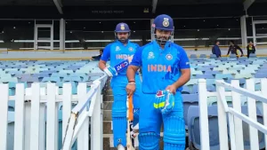 क्या केएल राहुल की जगह ऋषभ पंत करेंगे साउथ अफ्रीका के खिलाफ ओपनिंग टी20 वर्ल्ड कप 2022 में लगातार दो मैच जीतने वाली एकमात्र टीम भारत के सामने अगली चुनौती साउथ अफ्रीका रविवार 30 अक्टूबर को पेश करेगी। अगर टीम इंडिया यह मैच जीतती है तो वह सेमीफाइनल के लिए क्वालीफाई करने के बेहद नजदीक पहुंच जाएगी। पहले दो मुकाबलों में विराट कोहली गजब की फॉर्म में दिखे, वहीं नीदरलैंड्स के खिलाफ रोहित शर्मा और सूर्यकुमार यादव ने भी अर्धशतक जड़े। बैटिंग ऑर्डर में टीम इंडिया के लिए अभी तक सिर्फ उप-कप्तान केएल राहुल ने ही रन नहीं बनाए हैं। राहुल पाकिस्तान के बाद नीदरलैंड्स के खिलाफ भी प्लॉप साबित हुए थे। उनके इस खराब प्रदर्शन के बाद क्रिकेट के गलियारों में चर्चा होने लगी कि क्या टीम मैनेजमेंट राहुल की जगह ऋषभ पंत को साउथ अफ्रीका के खिलाफ प्लेइंग इलेवन में मौका दे सकती है? ऋषभ पंत टी20 वर्ल्ड कप में भारतीय टीम का हिस्सा हैं, मगर अभी तक उनके प्लेइंग इलेवन में मौका नहीं मिला है। जब यह सवाल भारतीय बैटिंग कोच विक्रम राठौर से साउथ अफ्रीका के खिलाफ मैच से पहले प्रेस कॉन्फ्रेंस में पूछा तो उन्होंने कहा कि टीम ऐसा कुछ नहीं सोच रही है। भारतीय बैटिंग कोच ने कहा 'नहीं, नहीं हम ऐसा नहीं सोच रहे हैं। अभी दो ही गेम हुए हैं। राहुल शानदार बल्लेबाजी कर रहे हैं और उन्होंने प्रैक्टिस मैच में भी अच्छी बल्लेबाजी की थी। तो हम अभी ऐसी किसी चीज के बारे में नहीं सोच रहे हैं।' 6 अक्टूबर को टीम इंडिया टी20 वर्ल्ड कप के लिए ऑस्ट्रेलिया पहुंच गई थी। यहां आकर भारत ने पहले वेस्टर्न ऑस्ट्रेलिया के खिलाफ दो प्रैक्टिस मैच खेले। यह दोनों मैच पर्थ में खेले गए थे ऐसे में भारत इस जगह की परिस्थितियों से वाकिफ है। ऐसे में साउथ अफ्रीका के खिलाफ भारत को ज्यादा दिक्कत नहीं आएगी। विक्रम राठोर ने इस बारे में कहा कि टीम जानती थी कि साउथ अफ्रीका के खिलाफ मैच अहम होगा जिस वजह से टीम ने पर्थ आकर प्रैक्टिस करने का फैसला लिया था। क्या केएल राहुल की जगह ऋषभ पंत करेंगे साउथ अफ्रीका के खिलाफ ओपनिंग टी20 वर्ल्ड कप 2022 में लगातार दो मैच जीतने वाली एकमात्र टीम भारत के सामने अगली चुनौती साउथ अफ्रीका रविवार 30 अक्टूबर को पेश करेगी। अगर टीम इंडिया यह मैच जीतती है तो वह सेमीफाइनल के लिए क्वालीफाई करने के बेहद नजदीक पहुंच जाएगी। पहले दो मुकाबलों में विराट कोहली गजब की फॉर्म में दिखे, वहीं नीदरलैंड्स के खिलाफ रोहित शर्मा और सूर्यकुमार यादव ने भी अर्धशतक जड़े। बैटिंग ऑर्डर में टीम इंडिया के लिए अभी तक सिर्फ उप-कप्तान केएल राहुल ने ही रन नहीं बनाए हैं। राहुल पाकिस्तान के बाद नीदरलैंड्स के खिलाफ भी प्लॉप साबित हुए थे। उनके इस खराब प्रदर्शन के बाद क्रिकेट के गलियारों में चर्चा होने लगी कि क्या टीम मैनेजमेंट राहुल की जगह ऋषभ पंत को साउथ अफ्रीका के खिलाफ प्लेइंग इलेवन में मौका दे सकती है? ऋषभ पंत टी20 वर्ल्ड कप में भारतीय टीम का हिस्सा हैं, मगर अभी तक उनके प्लेइंग इलेवन में मौका नहीं मिला है। जब यह सवाल भारतीय बैटिंग कोच विक्रम राठौर से साउथ अफ्रीका के खिलाफ मैच से पहले प्रेस कॉन्फ्रेंस में पूछा तो उन्होंने कहा कि टीम ऐसा कुछ नहीं सोच रही है। भारतीय बैटिंग कोच ने कहा 'नहीं, नहीं हम ऐसा नहीं सोच रहे हैं। अभी दो ही गेम हुए हैं। राहुल शानदार बल्लेबाजी कर रहे हैं और उन्होंने प्रैक्टिस मैच में भी अच्छी बल्लेबाजी की थी। तो हम अभी ऐसी किसी चीज के बारे में नहीं सोच रहे हैं।' 6 अक्टूबर को टीम इंडिया टी20 वर्ल्ड कप के लिए ऑस्ट्रेलिया पहुंच गई थी। यहां आकर भारत ने पहले वेस्टर्न ऑस्ट्रेलिया के खिलाफ दो प्रैक्टिस मैच खेले। यह दोनों मैच पर्थ में खेले गए थे ऐसे में भारत इस जगह की परिस्थितियों से वाकिफ है। ऐसे में साउथ अफ्रीका के खिलाफ भारत को ज्यादा दिक्कत नहीं आएगी। विक्रम राठोर ने इस बारे में कहा कि टीम जानती थी कि साउथ अफ्रीका के खिलाफ मैच अहम होगा जिस वजह से टीम ने पर्थ आकर प्रैक्टिस करने का फैसला लिया था।