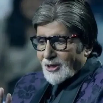 सुबह की वॉक पर अमिताभ को यूं पहाड़े याद करवाते थे पिता हरिवंश, KBC में बिग बी ने सुनाया किस्सा  कौन बनेगा करोड़पति के शुक्रवार के एपिसोड में अमिताभ बच्चन ने बताया कि किस तरह उनके पिता हरिवंश राय बच्चन उन्हें सुबह 4 बजे की वॉक पर पहाड़े याद करवाया करते थे। कंटेस्टेंट सुमा हॉटसीट पर विराजमान थीं और उनके टेबल्स यानी पहाड़ों से जुड़े एक सवाल का जवाब देने के बाद अमिताभ बच्चन ने अपने बचपन का एक यादगार किस्सा कौन बनेगा करोड़पति में शेयर किया।  अमिताभ ने सुनाया बचपन का किस्सा अमिताभ बच्चन ने बताया कि किस तरह उनके बाबूजी (हरिवंश राय बच्चन) सुबह-सुबह की सैर पर पहाड़े याद करवाया करते थे। अमिताभ ने बताया, 'बचपन की याद आ गई। बाबूजी के साथ सुबह जाना पड़ता था, सुबह के 4-5 बजे। जब वो टहलने निकलते थे। जाना पड़ता था उनके साथ और वो बोलते थे पहाड़ा पढ़ो।'  पिता से इमोशनली अटैच हैं अमिताभ अमिताभ बच्चन ने बताया, 'जहां भी गलत हुआ वहां पड़ती थी एक चपाट। ये हमको याद है।' बता दें कि अमिताभ बच्चन अपने पिता हरिवंश राय बच्चन को लेकर बहुत ज्यादा भावुक रहे हैं। वह कौन बनेगा करोड़पति समेत तमाम रियलिटी शोज पर बातचीत के दौरान अपने पिता हरिवंश राय बच्चन का जिक्र कर चुके हैं।