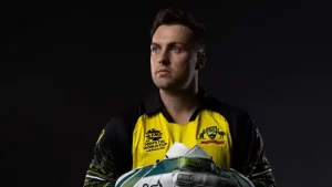 ऑस्ट्रेलिया के विकेटकीपर बल्लेबाज जोश इंगलिस गोल्फ खेलते हुए हाथ में चोट लगने के बाद टी20 विश्व कप से बाहर हो गए हैं। गोल्फ खेलते हुए इंगलिस का दाहिने हाथ कट गया था। ऑस्ट्रेलिया के कोच एंड्रयू मैकडॉनल्ड ने गुरुवार को एसईएन रेडियो नेटवर्क को बताया, "एक अविश्वसनीय रूप से अजीब दुर्घटना, जैसे ही उसने जमीन से संपर्क किया, शाफ्ट ग्रिप क्षेत्र के चारों ओर टूट गया और उसके दाहिने हाथ की हथेली में कट गया।" जोश इंगलिस ने भारत के खिलाफ हुए वॉर्म-अप मैच में हिस्सा लिया था, मगर वह कुछ खास कमाल नहीं कर पाए थे। उनका ऑस्ट्रेलियाई टीम में चयन मैथ्यू वेड के बैकअप के रूप में किया गया था। गत विजेता ऑस्ट्रेलिया न्यूजीलैंड के खिलाफ टी20 वर्ल्ड कप 2022 में अपने अभियान का आगाज 22 अक्टूबर से करेगी। दोनों टीमों के बीच सुपर 12 का पहला मुकाबला खेला जाना है। भारत के तीन अरबपतियों ने जीवन भर में जितना कमाया, जुकरबर्ग ने उससे अधिक 10 महीने में गंवाया क्रिकेट ऑस्ट्रेलिया ने हालांकि अभी तक जोश इंगलिस के रिप्लेसमेंट का ऐलान नहीं किया है, मगर उम्मीद लगाई जा रही है कि ऐलेक्स कैरी को उनकी जगह टीम में चुना जा सकता है। वहीं टीम चौंकाने वाले फैसले के साथ कैमरन ग्रीन को भी टीम में शामिल कर सकती है जो इस समय गजब की फॉर्म में चल रहे हैं। हालांकि उनको शामिल करने से टीम को एक नुकसान होगा कि पूरे वर्ल्ड कप में उन्हें एक ही विकेट कीपर के साथ खेलना होगा। अगर ऐसे में मैथ्यू वेड चोटिल होते हैं तो टीम की मुश्किलें बढ़ सकती है।