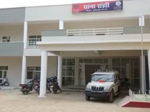 36⁵  प्लॉट के नाम पर 6वीं बटालियन के कर्मियों से धोखाधड़ी:जबलपुर में 12 साल से कर रहे गुमराह; पति-पत्नी समेत तीन पर FIR  6वीं बटालियन में पदस्थ कर्मियों को रांझी में प्लाट देने का झांसा देकर ठगी करने वाले तीन आरोपियों पर पुलिस ने मामला दर्ज कर लिया है। जानकारी के मुताबिक 6वीं बटालियन में पदस्थ विनोद सिंह नेगी, सुनीता सजवाण, विनोद सिंह ने एसपी सिद्धार्थ बहुगुणा से शिकायत की थी कि धीरज सिंह उसकी पत्नी उमा सिंह और उमेश सिंह राजपूत ने करीब 12 साल पहले रांझी में प्लाट देने के लिए कहा और रुपए लिए ले लिए। वे तभी से गुमराह कर रहे हैं।  पुलिस ने किया धोखाधड़ी का मामला दर्ज  मामले की जांच के लिए रांझी टीआई को सौंपी गई थी। जांच में पाया गया कि नानक नगर मानेगांव निवासी उमेश सिंह, उमा सिंह और धीरज सिंह के तीन प्लाट थे, जो 1670, 1605 और 1846 वर्गफीट के हैं, जिसकी रजिस्ट्री 2011 में हुई है। आरोपियों ने उन प्लाटों में नाली, सड़क और एंट्री गेट साई धाम कॉलोनी बनाकर देने के लिए प्लाट के ऊपर से बिजली तार हटाने का वादा किया था, लेकिन वहां पहले से ही प्रेमबाई कोरी रह रही है। आरोपियों ने लाभ के लिए धोखाधड़ी की।