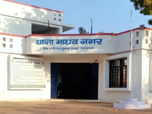 माधवनगर थाना क्षेत्र के झिंझरी स्थित तालाब में डूबने से एक युवक की मौत हो गई। सूचना पर पहुंची पुलिस ने युवक के शव को अपने कब्जे में लेकर पंचनामा कार्रवाई के बाद पोस्टमॉर्टम के लिए भेजा है। युवक तालाब के पास कैसे पहुंचा और किन परिस्थितियों में डूबा इन सभी बिंदुओं पर पुलिस जांच कर रही है। पुलिस ने बताया कि माधवनगर थाना के झिंझरी पुलिस चौकी क्षेत्र निवासी मंगल पिता भक्कू भूमिया की तालाब में डूबने से मौत हो गई है। युवक की डूबने की जानकारी मिलने के बाद पुलिस ने उसके शव को अपने कब्जे में लिया। पुलिस ने पंचनामा कार्रवाई के बाद युवक के शव को पोस्टमॉर्टम के लिए भेजा है। पोस्टमॉर्टम के बाद ही युवक की मौत के वास्तविक कारण का खुलासा होगा। फिलहाल पुलिस युवक की मौत तालाब के पानी में डूबने से हुई है ऐसा मानकर मामले की जांच कर रही है। युवक तालाब के पास कैसे पहुंचा, आखिरी बार युवक किसके साथ देखा गया, इन बिंदुओं को भी पुलिस ने अपनी जांच में शामिल किया है। माधवनगर थाना क्षेत्र के झिंझरी स्थित तालाब में डूबने से एक युवक की मौत हो गई। सूचना पर पहुंची पुलिस ने युवक के शव को अपने कब्जे में लेकर पंचनामा कार्रवाई के बाद पोस्टमॉर्टम के लिए भेजा है। युवक तालाब के पास कैसे पहुंचा और किन परिस्थितियों में डूबा इन सभी बिंदुओं पर पुलिस जांच कर रही है। पुलिस ने बताया कि माधवनगर थाना के झिंझरी पुलिस चौकी क्षेत्र निवासी मंगल पिता भक्कू भूमिया की तालाब में डूबने से मौत हो गई है। युवक की डूबने की जानकारी मिलने के बाद पुलिस ने उसके शव को अपने कब्जे में लिया। पुलिस ने पंचनामा कार्रवाई के बाद युवक के शव को पोस्टमॉर्टम के लिए भेजा है। पोस्टमॉर्टम के बाद ही युवक की मौत के वास्तविक कारण का खुलासा होगा। फिलहाल पुलिस युवक की मौत तालाब के पानी में डूबने से हुई है ऐसा मानकर मामले की जांच कर रही है। युवक तालाब के पास कैसे पहुंचा, आखिरी बार युवक किसके साथ देखा गया, इन बिंदुओं को भी पुलिस ने अपनी जांच में शामिल किया है।