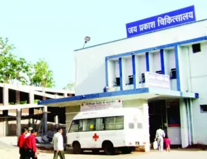 जेपी अस्पताल:स्वास्थ्य विभाग के इकलौते न्यूरो सर्जन, पर 3 साल में एक भी सर्जरी नहीं की, ओपीडी में मरीज देख रहे आपको यह जानकर हैरानी होगी कि प्रदेश के पूरे स्वास्थ्य विभाग के इकलौते न्यूरो सर्जन जेपी अस्पताल में बैठते हैं। एमसीएच डॉ. योगेश तिवारी तीन साल से भी ज्यादा वक्त से जेपी हॉस्पिटल में बैठ रहे हैं। लेकिन फिर भी जेपी अस्पताल में एक भी न्यूरो सर्जरी नहीं हुई है। ये स्थिति तब है, जब जेपी अस्पताल में हररोज सड़क हादसों में घायल मरीज पहुंचते हैं, इनको हमीदिया अस्पताल रैफर कर दिया जाता है। यह स्थिति जिम्मेदारों की लापरवाही के कारण है। डॉ. तिवारी ने जेपी अस्पताल प्रबंधन समेत स्वास्थ्य विभाग के आला अफसरों को भी इस संबंध में कई बार पत्र भी लिखे। लेकिन, यहां न तो ऑपरेशन थिएटर की सुविधा उपलब्ध कराई गई और न ही वार्ड की। यही वजह है कि न्यूरो सर्जन होने के बाद भी यहां मरीजों को ब्रेन सर्जरी की सुविधा नहीं मिल पा रही है। कई बार प्रस्ताव भेजा, लेकिन कोई कार्यवाही नहीं हुई दरअसल, डॉ. योगेश तिवारी की पोस्टिंग कैलाशनाथ काटजू अस्पताल में है। वे सप्ताह में दो दिन मंगलवार और गुरुवार को जेपी अस्पताल की ओपीडी में ही बैठते हैं। उनके पास एक दिन की ओपीडी में 15-20 मरीज आते हैं। इनमें भी कई मरीज ऐसे होते हैं जिनको न्यूरो या ब्रेन सर्जरी की जरूरत होती है, लेकिन अस्पताल में यह सुविधा नहीं होने की स्थिति में उनका इलाज भी दवाइयों के सहारे ही किया जाता है। या फिर उन्हें रैफर करना पड़ता है। हमीदिया अस्पताल में थे, तब खूब सर्जरी कीं डॉ. तिवारी बतौर मेडिकल ऑफिसर जेपी अस्पताल में पदस्थ हुए थे। इसके बाद उन्होंने बनारस से एमसीएच किया। 2006 में उन्हें हमीदिया अस्पताल भेजा गया था। 2015 तक यहां रहे तो खूब सर्जरी कीं। इसके बाद उन्हें स्वास्थ्य विभाग ने वापस बुला लिया। चूंकि, स्वास्थ्य विभाग में न्यूरो सर्जन का पद ही नहीं है। ऐसे में बतौर मेडिकल ऑफिसर पदस्थ किया गया है। चार साल पहले दी थी लिस्ट अब तक उपकरण नहीं आए 2018 में डॉ. तिवारी ने एक प्रस्ताव बनाकर जेपी अस्पताल प्रबंधन को दिया था। इसमें उन्होंने 5 बेड का वार्ड और सर्जरी के लिए ओटी में दिन तय करने की मांग की थी। साथ ही सर्जरी में जरूरी कुछ उपकरणों की सूची देकर यह उपकरण मंगाने को कहा था। लेकिन, अब तक न तो कोई वार्ड उन्हें दिया गया और न ही उपकरण आए हैं। आसानी से हो सकती है सर्जरी की शुरुआत जेपी अस्पताल में दो ऑपरेशन थिएटर हैं। एक ऑर्थोपेडिक्स डिपार्टमेंट के लिए तो दूसरी जनरल सर्जरी के लिए। ऐसे में यहां सप्ताह में एक-दो दिन तय किए जा सकते हैं। कोरोना के दौरान आईसीयू वार्ड बनाया गया था। वेंटिलेटर भी हैं, जो हमेशा खाली रहते हैं। इसका उपयोग न्यूरो सर्जरी के मरीजों को भर्ती करने के लिए किया जा सकता है। एक्सीडेंट के मरीज... जेपी अस्पताल में रोज सड़क हादसों में गंभीर रूप से घायल मरीज आते हैं। इनमें कई मरीजों को सिर में चोट होने से तुरंत सर्जरी की जरूरत होती है। अभी न्यूरो सर्जरी की सुविधा नहीं होने की स्थिति में मरीजों को हमीदिया अस्पताल रैफर किया जाता है। वहां तक पहुंचने में एंबुलेंस को 20 मिनट या उससे भी ज्यादा का वक्त लगता है। मैं तो सर्जरी करना चाहता हूं मैं सर्जरी करना चाहता हूं। उसके लिए सुविधाएं चाहिए। मैनेजमेंट से बात की, प्रस्ताव भी दिया। लेकिन, किसी ने गंभीरता से ही नहीं लिया। यही वजह है कि ओपीडी में मरीज देख रहा हूं। डॉ. योगेश तिवारी, न्यूरो सर्जन, जेपी अस्पताल सर्जरी के लिए पूरी टीम चाहिए डॉ. योगेश तिवारी सर्जिकल स्पेशलिस्ट हैं। किसी केस में जरूरत पड़ने पर उनकी सलाह ली जाती है। न्यूरो सर्जरी के लिए पूरी टीम और यूनिट की जरूरत होती है। व्यवस्था करते हैं, ताकि मरीजों को लाभ मिले। जेपी अस्पताल:स्वास्थ्य विभाग के इकलौते न्यूरो सर्जन, पर 3 साल में एक भी सर्जरी नहीं की, ओपीडी में मरीज देख रहे आपको यह जानकर हैरानी होगी कि प्रदेश के पूरे स्वास्थ्य विभाग के इकलौते न्यूरो सर्जन जेपी अस्पताल में बैठते हैं। एमसीएच डॉ. योगेश तिवारी तीन साल से भी ज्यादा वक्त से जेपी हॉस्पिटल में बैठ रहे हैं। लेकिन फिर भी जेपी अस्पताल में एक भी न्यूरो सर्जरी नहीं हुई है। ये स्थिति तब है, जब जेपी अस्पताल में हररोज सड़क हादसों में घायल मरीज पहुंचते हैं, इनको हमीदिया अस्पताल रैफर कर दिया जाता है। यह स्थिति जिम्मेदारों की लापरवाही के कारण है। डॉ. तिवारी ने जेपी अस्पताल प्रबंधन समेत स्वास्थ्य विभाग के आला अफसरों को भी इस संबंध में कई बार पत्र भी लिखे। लेकिन, यहां न तो ऑपरेशन थिएटर की सुविधा उपलब्ध कराई गई और न ही वार्ड की। यही वजह है कि न्यूरो सर्जन होने के बाद भी यहां मरीजों को ब्रेन सर्जरी की सुविधा नहीं मिल पा रही है। कई बार प्रस्ताव भेजा, लेकिन कोई कार्यवाही नहीं हुई दरअसल, डॉ. योगेश तिवारी की पोस्टिंग कैलाशनाथ काटजू अस्पताल में है। वे सप्ताह में दो दिन मंगलवार और गुरुवार को जेपी अस्पताल की ओपीडी में ही बैठते हैं। उनके पास एक दिन की ओपीडी में 15-20 मरीज आते हैं। इनमें भी कई मरीज ऐसे होते हैं जिनको न्यूरो या ब्रेन सर्जरी की जरूरत होती है, लेकिन अस्पताल में यह सुविधा नहीं होने की स्थिति में उनका इलाज भी दवाइयों के सहारे ही किया जाता है। या फिर उन्हें रैफर करना पड़ता है। हमीदिया अस्पताल में थे, तब खूब सर्जरी कीं डॉ. तिवारी बतौर मेडिकल ऑफिसर जेपी अस्पताल में पदस्थ हुए थे। इसके बाद उन्होंने बनारस से एमसीएच किया। 2006 में उन्हें हमीदिया अस्पताल भेजा गया था। 2015 तक यहां रहे तो खूब सर्जरी कीं। इसके बाद उन्हें स्वास्थ्य विभाग ने वापस बुला लिया। चूंकि, स्वास्थ्य विभाग में न्यूरो सर्जन का पद ही नहीं है। ऐसे में बतौर मेडिकल ऑफिसर पदस्थ किया गया है। चार साल पहले दी थी लिस्ट अब तक उपकरण नहीं आए 2018 में डॉ. तिवारी ने एक प्रस्ताव बनाकर जेपी अस्पताल प्रबंधन को दिया था। इसमें उन्होंने 5 बेड का वार्ड और सर्जरी के लिए ओटी में दिन तय करने की मांग की थी। साथ ही सर्जरी में जरूरी कुछ उपकरणों की सूची देकर यह उपकरण मंगाने को कहा था। लेकिन, अब तक न तो कोई वार्ड उन्हें दिया गया और न ही उपकरण आए हैं। आसानी से हो सकती है सर्जरी की शुरुआत जेपी अस्पताल में दो ऑपरेशन थिएटर हैं। एक ऑर्थोपेडिक्स डिपार्टमेंट के लिए तो दूसरी जनरल सर्जरी के लिए। ऐसे में यहां सप्ताह में एक-दो दिन तय किए जा सकते हैं। कोरोना के दौरान आईसीयू वार्ड बनाया गया था। वेंटिलेटर भी हैं, जो हमेशा खाली रहते हैं। इसका उपयोग न्यूरो सर्जरी के मरीजों को भर्ती करने के लिए किया जा सकता है। एक्सीडेंट के मरीज... जेपी अस्पताल में रोज सड़क हादसों में गंभीर रूप से घायल मरीज आते हैं। इनमें कई मरीजों को सिर में चोट होने से तुरंत सर्जरी की जरूरत होती है। अभी न्यूरो सर्जरी की सुविधा नहीं होने की स्थिति में मरीजों को हमीदिया अस्पताल रैफर किया जाता है। वहां तक पहुंचने में एंबुलेंस को 20 मिनट या उससे भी ज्यादा का वक्त लगता है। मैं तो सर्जरी करना चाहता हूं मैं सर्जरी करना चाहता हूं। उसके लिए सुविधाएं चाहिए। मैनेजमेंट से बात की, प्रस्ताव भी दिया। लेकिन, किसी ने गंभीरता से ही नहीं लिया। यही वजह है कि ओपीडी में मरीज देख रहा हूं। डॉ. योगेश तिवारी, न्यूरो सर्जन, जेपी अस्पताल सर्जरी के लिए पूरी टीम चाहिए डॉ. योगेश तिवारी सर्जिकल स्पेशलिस्ट हैं। किसी केस में जरूरत पड़ने पर उनकी सलाह ली जाती है। न्यूरो सर्जरी के लिए पूरी टीम और यूनिट की जरूरत होती है। व्यवस्था करते हैं, ताकि मरीजों को लाभ मिले।