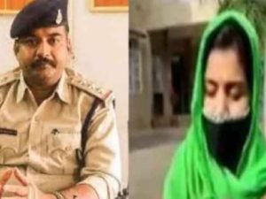    अपने ही विभाग मे पदस्थ महिला पुलिस आरक्षक के साथ रेप करने के मामले मे केंद्रीय जेल जबलपुर मे सजा काट रहें थाना प्रभारी संदीप अयाची की लाइफ स्टाइल बदल चुकी हैं। करीब एक माह से जेल मे बंद थाना प्रभारी संदीप अयाची ज्यादातर समय किताबों के बीच रहते हैं। टी.आई संदीप अयाची ने जेल की लायब्रेरी से गायत्री विद्यापीठ पुस्तकें ली हैं। जिसे पढ़कर ही वह अपना समय गुजार रहें हैं। इसके अलावा संदीप अयाची अपने रोजमर्रा के काम मे अधिकतर समय जुटे रहते हैं। कुछ घंटों के लिए जब बेरिक से बाहर आते हैं तो भी अकेले-अकेले रहते हैं।  जेल मे बंद टीआई की बदल गई लाइफस्टाइल:किताबें पढ़कर और पूजा पाठ में बिता रहे हैं समय, रेप के आरोप में काट रहे हैं सजा   नेताजी सुभाषचंद्र बोस केंद्रीय जेल की पश्चिमी द्वार के सेल नंबर 12 मे स्थित 10x8 के सेल मे बंद थाना प्रभारी संदीप कोई अयाची रोजाना सुबह पूजा पाठ करते हैं। जेल मे बने माता जी के मंदिर मे अधिकतर समय गुजारने वाले संदीप से जेल के अधिकारी बात करते हैं तो वह खामोश हो जाते हैं। एक माह से जेल मे बंद संदीप अयाची से अभी तक उनके पिता ,जीजा और पत्नी मिलने आई हैं जबकि एक मर्तबा उसके दोस्त भी जेल आए हैं।  नेता जी सुभाषचंद्र बोस केंद्रीय जेल की बैरक 12 मे बंद थाना प्रभारी संदीप अपने लिए केंटीन से 1500 रुपए के महीने भर के लिए रोजमर्रा की चीजें मंगा रखी हैं। अपने कपड़े धोना, अपने सेल की साफ सफाई करने मे ही वह ज्यादा व्यस्त रहते हैं। कभी कभार जेल का स्टाफ अगर उनसे बात करता हैं तो वह चुप ही रहते हैं। दीपावली के बाद परिवार के लोग मिलने पहुंचे थे पर जेल मे बंद संदीप अयाची से भीड़ भाड़ के कारण मुलाकात नही हो पाई।  जबलपुर की नेताजी सुभाष चंद्र केंद्रीय जेल में थाना प्रभारी संदीप अयाची के अलावा दमोह पथरिया विधायक राम भाई के पति गोविंद सिंह राजपूत बिशप,पी.सी सिंह, माफिया अब्दुल रज्जाक, प्यारे मियां, डॉक्टर अश्वनी पाठक भी सजा काट रहे हैं। पर इस समय संदीप अयाची सबसे अलग और गुमसुम रहते हैं। अधिकतर समय वह किताबों के बीच में ही रहते हैं।