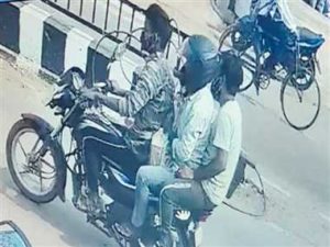 सराफा कारोबारी हत्याकांड : सीसीटीवी फुटेज और मोबाइल लोकेशन के आधार पर पुलिस ने एक आरोपी को किया चिन… भिलाई. अमलेश्वर के तिरंगा चौक पर स्थित समृद्धि ज्वेलर्स के संचालक सुरेंद्र कुमार सोनी को गोली मारने के बाद दुकान में लूटपाट करने वाले आरोपियों में से सीसीटीवी फुटेज और मोबाइल लोकेशन के आधार पर पुलिस …