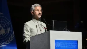 आतंकवाद का मुकाबला हमारी प्राथमिकता, UNSC में फिर गरजे जयशंकर     दिल्ली में यूएनएससी की काउंटर टेररिज्म की बैठक में विदेश मंत्री जयशंकर ने एक बार फिर पड़ोसी मुल्क पाकिस्तान पोषित आतंकवाद का मुद्दा उठाया। जयशंकर ने कहा कि 'आतंकवाद का मुकाबला हमारी पहली प्राथमिकता' है। इससे पहले आईबी अधिकारियों ने पाकिस्तान को लेकर सनसनीखेज दावा किया। उन्होंने कहा कि पाकिस्तान को ग्रे लिस्ट से हटाने के बाद भारत में आतंकी हमले की संभावना बढ़ गई है। यूएनएसी में जयशंकर ने आतंकवादी गतिविधियों के लिए विभिन्न तकनीकों के इस्तेमाल से उत्पन्न खतरे के बारे में चेतावनी दी वे अब "सस्ता और अधिक आसानी से उपलब्ध" हो गए हैं।  बैठक को संबोधित करते हुए, विदेश मंत्री एस जयशंकर ने एक बार फिर पाकिस्तान पर निशाना साधा। इससे पहले शुक्रवार को मुंबई के ताज होटल में आयोजित यूएनएससी की काउंटर टेररिज्म की बैठक में जयशंकर ने पाक प्रायोजित आतंकवाद का मुद्दा उठाया था। कहा था कि 14 साल पहले पाकिस्तान की धरती से मुंबई को दहलाया गया। आज तक हमारा टास्क पूरा नहीं हुआ। अभी भी असली साजिशकर्ता पकड़ से बाहर हैं। शनिवार को एक बार फिर जयशंकर ने आतंकवाद पर संबोधित किया। उन्होंने कहा कि पिछले दो दशकों में संयुक्त राष्ट्र सुरक्षा परिषद के महत्वपूर्ण प्रयासों के बावजूद आतंकवाद का खतरा लगातार बढ़ रहा है। जयशंकर ने कहा कि नई प्रोद्योगिकियों के इस्तेमाल से आतंकवाद लगातार फलता फूल रहा है।  पाक पर फिर निशाना उन्होंने कहा, "संयुक्त राष्ट्र सुरक्षा परिषद ने पिछले 2 दशकों में, इस खतरे से निपटने के लिए मुख्य रूप से आतंकवाद विरोधी प्रतिबंध व्यवस्था के आसपास निर्मित एक महत्वपूर्ण वास्तुकला विकसित की है। यह उन देशों के लिए बहुत प्रभावी रहा है जिन्होंने आतंकवाद को अपने वित्त पोषित उद्यम में बदल दिया।  Must watch मुख्यमंत्री मध्यप्रदेश के निर्देश 105 लीटर कच्ची, तथा 182 पाव देशी/अंग्रेजी शराब एवं 41 नशीले इंजैक्शन किये गये जप्त की गयी तथा 525 लीटर लाहन एवं भट्टियों को किया गया नष्ट