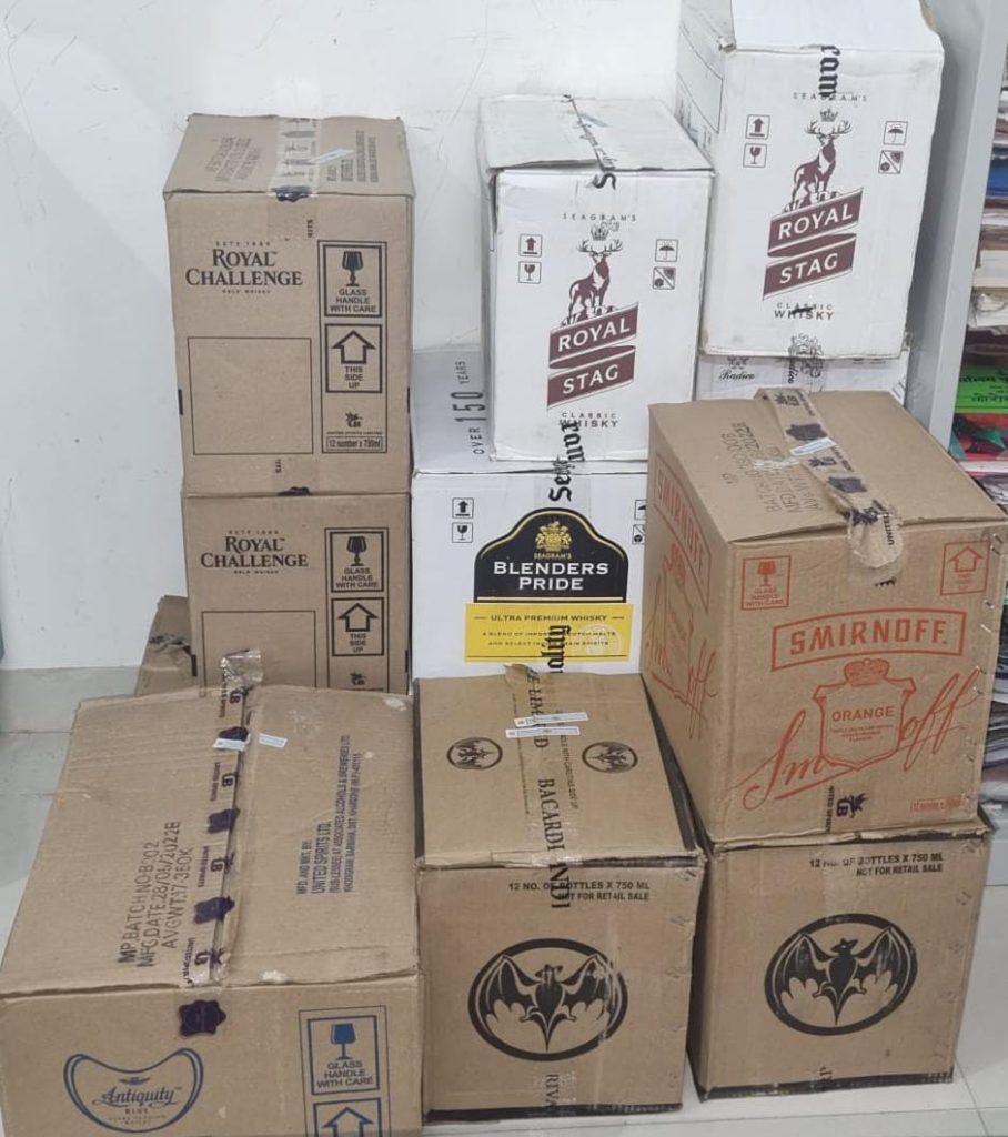 अवैध शराब की तस्करी मे लिप्त 2 आरोपी गिरफ्तार, स्विफ्ट डिजायर कार में 156 बॉटल अंग्रेजी शराब कीमती 1 लाख 25 हजार रूपये की अवैध रूप से परिवहन कर ले जाई जा रही स्विफ्ट कार सहित जप्त