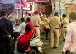 दुर्गा पूजा में जा रहीं महिलाओं पर ज्वलनशील स्प्रे किया:मां-बेटी झुलसीं; जबलपुर में पुलिस ने 6 सस्पेक्टेड को उठाया