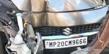 हाईस्पीड कार ने बाइक सवार को उड़ाया, घायल:जबलपुर में घर के बाहर रोड किनारे बाइक लेकर खड़े सवार को मारी टक्कर