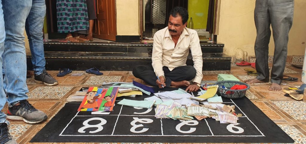 सट्टा एवं जिंदावली खिलवाने वाले शातिर सटोरिये बंसत के घर पर दबिश, नगद 28 हजार 830 रूपये एवं सट्टा पट्टी आदि जप्त