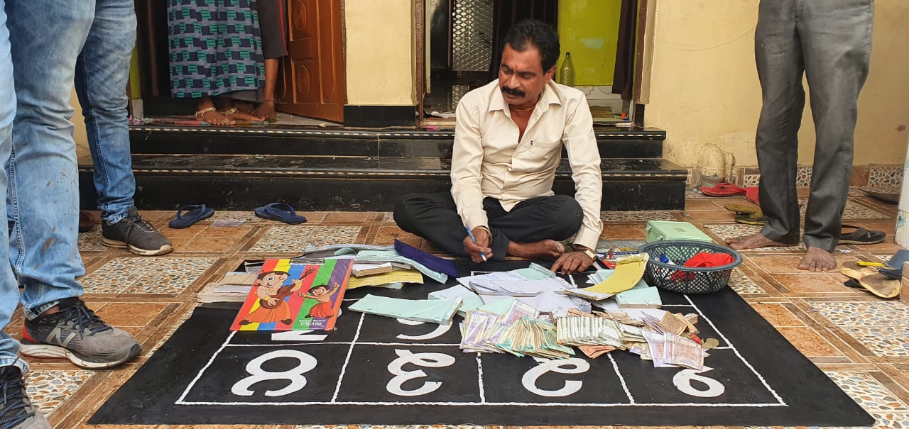 सट्टा एवं जिंदावली खिलवाने वाले शातिर सटोरिये बंसत के घर पर दबिश, नगद 28 हजार 830 रूपये एवं सट्टा पट्टी आदि जप्त