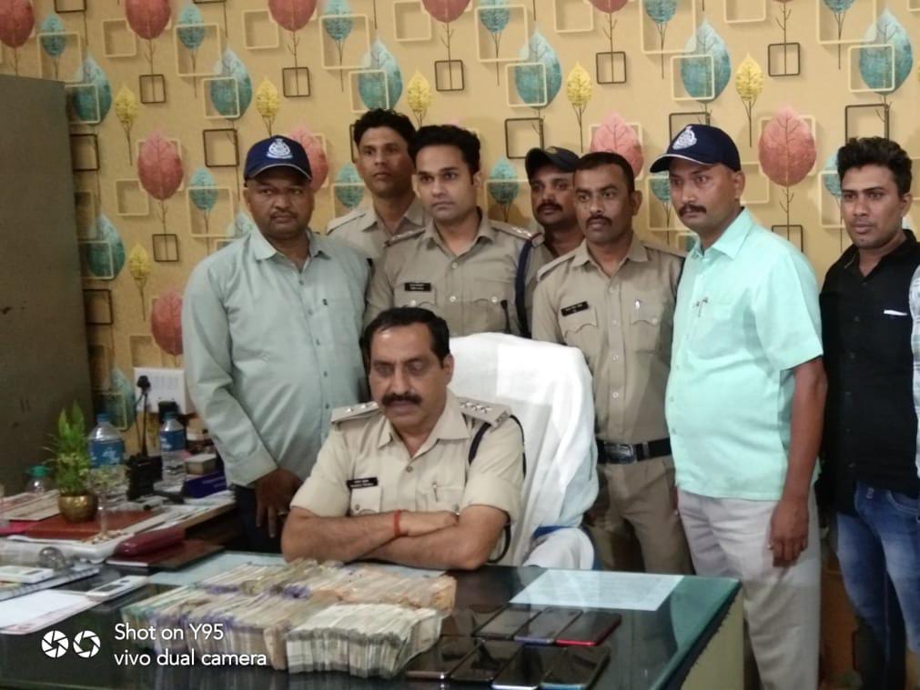 क्राइम ब्रांच एवं मदनमहल पुलिस की संयुक्त कार्यवाही, आई.डी. प्रोवाईड कर ऑन लाईन क्रिकेट का सट्टा खिलवाने वाले 4 सटोरिये गिरफ्तार, नगद 11 लाख 45 हजार रूपये एवं 8 मोबाईल जप्त
