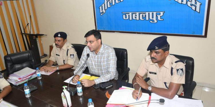 पुलिस अधीक्षक जबलपुर  सिद्धार्थ बहुगुणा ने ली जिले में पदस्थ समस्त राजपत्रित अधिकारियों एवं थाना प्रभारियों की अपराध समीक्षा बैठक, दिये कार्यवाही के सम्बंध में आवश्यक दिशा निर्देश