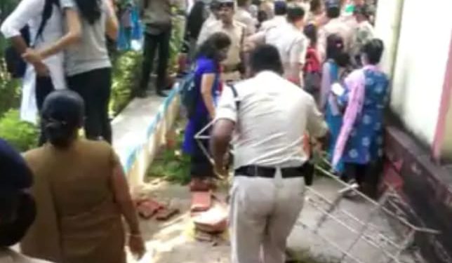 जबलपुर पुलिस से भिड़ीं छात्राएं, कहा-हाथ मत लगाना:कॉलेज में की तोड़फोड़, 4 थानों से पहुंची फोर्स