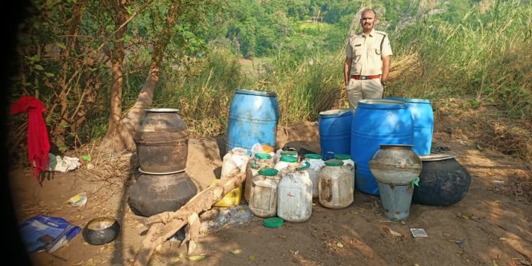थाना बरगी अंतर्गत ग्राम तिखारी, खिरहनी व मोहास तथा खमरिया अंतर्गत वैस्टलैण्ड के जंगल में शराब बनाने के ठिकानों पर दबिश, 2 आरोपी गिरफ्तार, फरार बाबू सोनकर की तलाश, 52 लीटर कच्ची शराब जप्त*