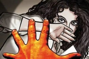 जबलपुर में 19 साल की युवती से रेप:खेत से घर लौटते समय अधेड़ ने किया दुष्कर्म dainik-b.in/0yW7WovKaub जबलपुर के शहपुरा थाना क्षेत्र में एक 51 साल के अधेड़ ने 19 वर्षीय युवती के साथ रेप कर दिया। जिसके बाद युवती के परिजनों ने शहपुरा थाने में एफआईआर दर्ज कराई है। दरअसल 19 साल की युवती अपने खेत से घास लेकर घर वापस आ रही थी। उसी दौरान खेत में पहले से मौजूद ग्राम लूटी निवासी 51 साल के अधेड़ बब्बू यादव ने युवती के साथ जबरदस्ती करते हुए रेप कर दिया। दुष्कर्म करने के बाद घर से फरार हुआ अधेड़ दुष्कर्म करने के बाद आरोपी मौके से फरार हो गया। जिसके बाद युवती ने सारी घटना अपने परिजनों को लगभग 4 दिन बाद बताई। घटना के पता होते ही परिजन अधेड़ के घर जा पहुंचे। जहां पता चला 51 वर्षीय अधेड़ अपने घर से 4 दिन से गायब हैं। वहीं परिजनों ने अब शहपुरा थाने में एफआईआर दर्ज कराई है। फरार अधेड़ की तलाश कर रही पुलिस शहपुरा थाना प्रभारी श्याम लाल वर्मा के मुताबिक युवती ने शिकायत दर्ज कराते हुए बताया कि वह 10 अक्टूबर को खेत से घर आ रही थी। इसी दौरान ग्राम लूटी के रहने वाले अधेड़ बब्बू यादव ने खेत में जबरदस्ती कर उसका दुष्कर्म किया। वहीं युवती की शिकायत के बाद एफआईआर दर्ज कर ली गई है। और अधेड़ बब्बू यादव की तलाश की जा रही है