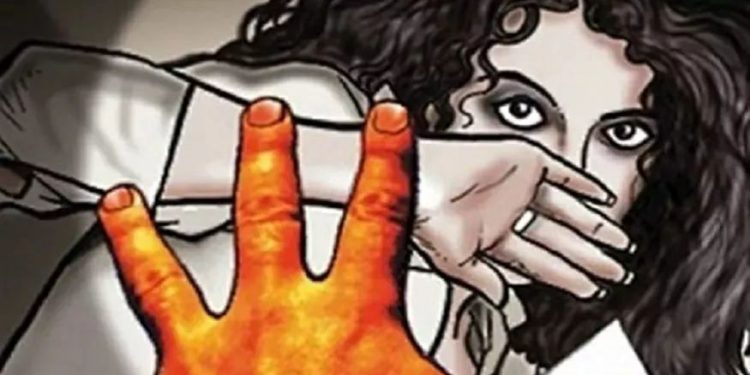 जबलपुर में 19 साल की युवती से रेप:खेत से घर लौटते समय अधेड़ ने किया दुष्कर्म dainik-b.in/0yW7WovKaub जबलपुर के शहपुरा थाना क्षेत्र में एक 51 साल के अधेड़ ने 19 वर्षीय युवती के साथ रेप कर दिया। जिसके बाद युवती के परिजनों ने शहपुरा थाने में एफआईआर दर्ज कराई है। दरअसल 19 साल की युवती अपने खेत से घास लेकर घर वापस आ रही थी। उसी दौरान खेत में पहले से मौजूद ग्राम लूटी निवासी 51 साल के अधेड़ बब्बू यादव ने युवती के साथ जबरदस्ती करते हुए रेप कर दिया। दुष्कर्म करने के बाद घर से फरार हुआ अधेड़ दुष्कर्म करने के बाद आरोपी मौके से फरार हो गया। जिसके बाद युवती ने सारी घटना अपने परिजनों को लगभग 4 दिन बाद बताई। घटना के पता होते ही परिजन अधेड़ के घर जा पहुंचे। जहां पता चला 51 वर्षीय अधेड़ अपने घर से 4 दिन से गायब हैं। वहीं परिजनों ने अब शहपुरा थाने में एफआईआर दर्ज कराई है। फरार अधेड़ की तलाश कर रही पुलिस शहपुरा थाना प्रभारी श्याम लाल वर्मा के मुताबिक युवती ने शिकायत दर्ज कराते हुए बताया कि वह 10 अक्टूबर को खेत से घर आ रही थी। इसी दौरान ग्राम लूटी के रहने वाले अधेड़ बब्बू यादव ने खेत में जबरदस्ती कर उसका दुष्कर्म किया। वहीं युवती की शिकायत के बाद एफआईआर दर्ज कर ली गई है। और अधेड़ बब्बू यादव की तलाश की जा रही है