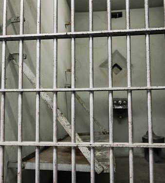 लूट करने वाले दोनों लुटेरे पकड़े गये, छीने हुये 2 मोबाईल नगद 500 रूपये, 2 जैकिट तथा घटना में प्रयुक्त मोटर सायकिल एवं 1 चाकू जप्त