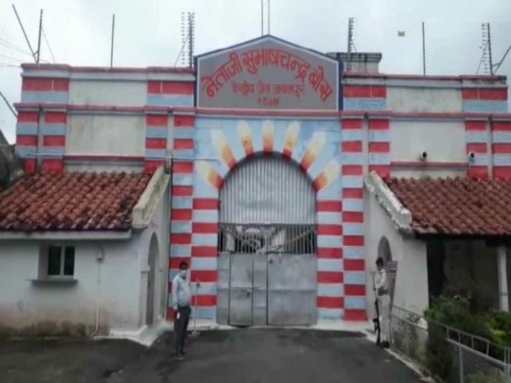 print friendly Save Money & the Environment 100% 100% जबलपुर सेंट्रल जेल से 63 कैदी रिहा:गांधी जयंती पर उम्र कैद की सजा काट रहे 1 महिला और 62 पुरुष बंदियों को छोड़ा dainik-b.in/4prSBBjjNtb गांधी जयंती के उपलक्ष्य में जबलपुर के सेंट्रल जेल से 63 कैदियों को रिहा किया गया। यह पहला मौका था, जब गांधी जयंती के अवसर पर कैदियों को रिहा किया गया है। जिसमें 1 महिला कैदी और कुल 62 पुरुष उम्रकैद की सजा काट रहे थे। रविवार को इन्हें रिहा कर दिया गया। वर्ष में 4 बार किया जाएगा रिहा हालांकि अभी तक सिर्फ स्वतंत्रता दिवस और गणतंत्र दिवस पर कैदियों को छोड़ा जाता था, लेकिन राज्य सरकार के आदेश के बाद अब कैदियों को वर्ष में 4 बार छोड़े जाने का प्रावधान किया गया हैं। इसके पहले कुछ महीने या कुछ दिन कम होने के कारण कैदी रिहा होने से वंचित हो जाते थे। जिन्हें स्वतंत्रता दिवस या गणतंत्र दिवस के लंबे अंतराल 6 महीने तक का इंतजार करना पड़ता था। अब वर्ष में चार बार रिहा होने की तिथि के कारण जेल में बंद कैदियों को लाभ मिलेगा। शासन के द्वारा अब स्वतंत्रता दिवस, गणतंत्र दिवस के अलावा दो अन्य दिन गांधी जयंती व अंबेडकर जयंती के अवसर पर कैदियों को रिहा किया जाएगा। रिहा के दौरान परिवार को देख भाव विभोर हुए कैदी नेताजी सुभाष चंद्र बोस सेंट्रल जेल से 63 बंदियों को दोपहर में रिहा कर दिया गया। इस दौरान जेल अधीक्षक अखिलेश तोमर ने सभी कैदियों को अपने जीवन को सफल बनाने की शुभकामनाएं दी। वहीं, कैदी परिवार को साथ देखकर भाव विभोर भी हो गए। उन्होंने कहा जीवन में ऐसी गलती नहीं की जाएगी। जिसका परिणाम हमें और हमारे परिवार को भी भुगतना पड़े।