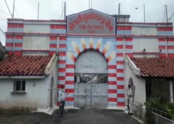 print friendly Save Money & the Environment     100%  100% जबलपुर सेंट्रल जेल से 63 कैदी रिहा:गांधी जयंती पर उम्र कैद की सजा काट रहे 1 महिला और 62 पुरुष बंदियों को छोड़ा dainik-b.in/4prSBBjjNtb  गांधी जयंती के उपलक्ष्य में जबलपुर के सेंट्रल जेल से 63 कैदियों को रिहा किया गया। यह पहला मौका था, जब गांधी जयंती के अवसर पर कैदियों को रिहा किया गया है। जिसमें 1 महिला कैदी और कुल 62 पुरुष उम्रकैद की सजा काट रहे थे। रविवार को इन्हें रिहा कर दिया गया।  वर्ष में 4 बार किया जाएगा रिहा  हालांकि अभी तक सिर्फ स्वतंत्रता दिवस और गणतंत्र दिवस पर कैदियों को छोड़ा जाता था, लेकिन राज्य सरकार के आदेश के बाद अब कैदियों को वर्ष में 4 बार छोड़े जाने का प्रावधान किया गया हैं। इसके पहले कुछ महीने या कुछ दिन कम होने के कारण कैदी रिहा होने से वंचित हो जाते थे।  जिन्हें स्वतंत्रता दिवस या गणतंत्र दिवस के लंबे अंतराल 6 महीने तक का इंतजार करना पड़ता था। अब वर्ष में चार बार रिहा होने की तिथि के कारण जेल में बंद कैदियों को लाभ मिलेगा। शासन के द्वारा अब स्वतंत्रता दिवस, गणतंत्र दिवस के अलावा दो अन्य दिन गांधी जयंती व अंबेडकर जयंती के अवसर पर कैदियों को रिहा किया जाएगा।  रिहा के दौरान परिवार को देख भाव विभोर हुए कैदी  नेताजी सुभाष चंद्र बोस सेंट्रल जेल से 63 बंदियों को दोपहर में रिहा कर दिया गया। इस दौरान जेल अधीक्षक अखिलेश तोमर ने सभी कैदियों को अपने जीवन को सफल बनाने की शुभकामनाएं दी। वहीं, कैदी परिवार को साथ देखकर भाव विभोर भी हो गए। उन्होंने कहा जीवन में ऐसी गलती नहीं की जाएगी। जिसका परिणाम हमें और हमारे परिवार को भी भुगतना पड़े।