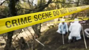 शराबी बेटे की मारपीट से परेशान थे माता-पिता, दे दी हत्या की सुपारी उत्पीड़न से परेशान माता-पिता ने अपने शराबी और बेरोजगार बेटे की सुपारी दे दी। तेलंगाना पुलिस ने इस बात की जानकारी दी है। फिलहाल, दंपति क्षत्रीय राम सिंह और रानी बाई को गिरफ्तार कर लिया गया है। उनके साथ ही हत्या में शामिल रहे पांच में चार कथित हत्यारे भी पुलिस की गिरफ्त में है। मामले का एक आरोपी फरार है। क्या था मामला? मीडिया रिपोर्ट के अुसार, पुलिस का कहना है कि सरकारी स्कूल में प्रिंसिपल सिंह और उनकी पत्नी ने कथित तौर पर अपने इकलौते 26 वर्षीय बेटे साई राम को मारने के लिए 8 लाख रुपये दिए थे। पुलिस को 19 अक्टूबर को युवक का शव बरामद हुआ था। पुलिस का कहना है कि राम शराब के लिए रुपये नहीं मिलने पर अपने माता-पिता के साथ मारपीट करता था। परिवार के सदस्यों का कहना है कि उन्होंने उसे रिहैब में भी भेजा था, लेकिन इससे कोई मदद नहीं मिली। पुलिस ने बताया कि दंपति ने रानी बाई के भाई सत्यनारायण से बेटे को मारने में मदद मांगी। इधर, सत्यनारायण ने आर रवि, डी धर्मा, पी नागराजू, डी साई और बी रामबाबू के साथ मिलकर हत्या को अंजाम दिया। कैसे हुई हत्या और खुलासा पुलिस ने बताया कि दंपति ने 1.5 लाख रुपये एडवांस दिए थे और हत्या के तीन दिनों के बाद 6.5 लाख रुपये देने की बात कही थी। 18 अक्टूबर को सत्यनाराण और रवि, राम को परिवार की कार में कल्लेपल्ली मंदिर ले गए और वहां अन्य आरोपियों से मिले। पुलिस ने कहा, 'सभी ने शराब पी और जब राम नशे में हो गया, तो रस्सी से उसका गला घोंट दिया। हत्यारों ने मूसी में उसका शव फेंक दिया था।' खबर है कि पुलिस को एक सीसीटीवी फुटेज मिली है, जिसमें नजर आ रही कार की मदद से पुलिस दंपति तक पहुंची। खास बात है कि दोनों ने बेटे के गायब होने की शिकायत दर्ज नहीं कराई थी। इसके बाद जब 25 अक्टूबर को वह शिनाख्त के लिए मर्चुरी पहुंचे, तो उसी कार में पहुंचे।