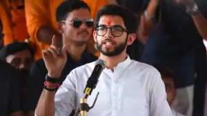 टाटा के उस अधिकारी का नाम बताओ जिसने महाराष्ट्र पर ना कहा... आदित्य ठाकरे की देवेंद्र फडणवीस को चुनौती शिवसेना विधायक और उद्धव ठाकरे के बेटे आदित्य ठाकरे ने महाराष्ट्र के उपमुख्यमंत्री देवेंद्र फडणवीस से टाटा के उस अधिकारी का नाम बताने को कहा है जिसने कहा था कि राज्य में स्थितियां एयरबस परियोजना के लिए उपयुक्त नहीं हैं। आदित्य ने दावा किया कि केंद्र के इशारे पर परियोजना गुजरात में शिफ्ट की गई। राज्य सरकार पर आरोप लगाया कि उनकी लापरवाही की वजह से हजारों करोड़ की परियोजनाओं से हाथ धोना पड़ा। आदित्य ठाकरे ने कहा, "मैं उपमुख्यमंत्री देवेंद्र फडणवीस को टाटा कंपनी के उस अधिकारी का नाम लेने की चुनौती देता हूं जिसने कहा था कि महाराष्ट्र में एयरबस परियोजना स्थापित करने के लिए स्थिति उचित नहीं थी। क्योंकि हम जो जानते हैं वह यह है कि केंद्र सरकार द्वारा टाटा से विशेष रूप से बताया गया कि उन्हें गुजरात में परियोजना स्थापित करनी है।" उन्होंने मुख्यमंत्री एकनाथ शिंदे को इस मुद्दे पर उनके साथ आमने-सामने बहस करने की चुनौती भी दी। आदित्य ने एकनाथ शिंदे - देवेंद्र फडणवीस के नेतृत्व वाली सरकार पर भी हमला किया और कहा कि शिंदे को महाराष्ट्र में निवेश के मुद्दे पर बात करनी चाहिए थी। और क्या कहा आदित्य ने आदित्य ठाकरे ने कहा, "हर पैसा महत्वपूर्ण है, इसलिए राज्य में आने वाले हर निवेश का स्वागत किया जाना चाहिए। लेकिन फिर हमने वेदांत-फॉक्सकॉन, चिकित्सा उपकरण पार्क, बल्क ड्रग पार्क, एयरबस परियोजना और बहुत कुछ खो दिया। हम जो लाए हैं वह 2000 करोड़ रुपये की परियोजना है जबकि हमें 1 लाख करोड़ रुपये से अधिक की परियोजना के जाने का नुकसान हुआ है।" फॉक्सकॉन पर फडणवीस ने घेरा था उन्होंने फडणवीस के आरोपों पर भी टिप्पणी की कि फॉक्सकॉन के महाराष्ट्र नहीं आने की घोषणा तत्कालीन उद्योग मंत्री सुभाष देसाई ने पिछले साल सितंबर में की थी। ठाकरे ने कहा, "मैं यह नहीं कह रहा हूं कि उपमुख्यमंत्री झूठ बोल रहे हैं, या वह महाराष्ट्र के लोगों को भ्रमित करने की कोशिश कर रहे हैं। लेकिन यह तय है कि उनके लोगों द्वारा उन्हें ठीक से जानकारी नहीं दी जा रही है।" आदित्य का स्पष्टीकरण उन्होंने कहा, "अगर उन्हें ठीक से जानकारी दी गई होती, तो वह विवरण पढ़ लेते और जानते थे कि फॉक्सकॉन और वेदांत फॉक्सकॉन सौदों के बीच अंतर था।" आदित्य के मुताबिक, “फॉक्सकॉन ने 2018 में महाराष्ट्र शिखर सम्मेलन में राज्य में आने का वादा किया था। उसके बाद, उन्होंने तमिलनाडु में जगह तलाशी और शायद उसके बाद वे यूएसए चले गए और उत्पादन शुरू कर दिया। चूंकि वे पांच साल से महाराष्ट्र नहीं आए थे, इसलिए उनके लिए आरक्षित जगह समाप्त हो गई। इसी को लेकर सुभाष देसाई ने सदन में कहा था कि फॉक्सकॉन महाराष्ट्र नहीं आने वाली है। 13टाटा के उस अधिकारी का नाम बताओ जिसने महाराष्ट्र पर ना कहा... आदित्य ठाकरे की देवेंद्र फडणवीस को चुनौती शिवसेना विधायक और उद्धव ठाकरे के बेटे आदित्य ठाकरे ने महाराष्ट्र के उपमुख्यमंत्री देवेंद्र फडणवीस से टाटा के उस अधिकारी का नाम बताने को कहा है जिसने कहा था कि राज्य में स्थितियां एयरबस परियोजना के लिए उपयुक्त नहीं हैं। आदित्य ने दावा किया कि केंद्र के इशारे पर परियोजना गुजरात में शिफ्ट की गई। राज्य सरकार पर आरोप लगाया कि उनकी लापरवाही की वजह से हजारों करोड़ की परियोजनाओं से हाथ धोना पड़ा। आदित्य ठाकरे ने कहा, "मैं उपमुख्यमंत्री देवेंद्र फडणवीस को टाटा कंपनी के उस अधिकारी का नाम लेने की चुनौती देता हूं जिसने कहा था कि महाराष्ट्र में एयरबस परियोजना स्थापित करने के लिए स्थिति उचित नहीं थी। क्योंकि हम जो जानते हैं वह यह है कि केंद्र सरकार द्वारा टाटा से विशेष रूप से बताया गया कि उन्हें गुजरात में परियोजना स्थापित करनी है।" उन्होंने मुख्यमंत्री एकनाथ शिंदे को इस मुद्दे पर उनके साथ आमने-सामने बहस करने की चुनौती भी दी। आदित्य ने एकनाथ शिंदे - देवेंद्र फडणवीस के नेतृत्व वाली सरकार पर भी हमला किया और कहा कि शिंदे को महाराष्ट्र में निवेश के मुद्दे पर बात करनी चाहिए थी। और क्या कहा आदित्य ने आदित्य ठाकरे ने कहा, "हर पैसा महत्वपूर्ण है, इसलिए राज्य में आने वाले हर निवेश का स्वागत किया जाना चाहिए। लेकिन फिर हमने वेदांत-फॉक्सकॉन, चिकित्सा उपकरण पार्क, बल्क ड्रग पार्क, एयरबस परियोजना और बहुत कुछ खो दिया। हम जो लाए हैं वह 2000 करोड़ रुपये की परियोजना है जबकि हमें 1 लाख करोड़ रुपये से अधिक की परियोजना के जाने का नुकसान हुआ है।" फॉक्सकॉन पर फडणवीस ने घेरा था उन्होंने फडणवीस के आरोपों पर भी टिप्पणी की कि फॉक्सकॉन के महाराष्ट्र नहीं आने की घोषणा तत्कालीन उद्योग मंत्री सुभाष देसाई ने पिछले साल सितंबर में की थी। ठाकरे ने कहा, "मैं यह नहीं कह रहा हूं कि उपमुख्यमंत्री झूठ बोल रहे हैं, या वह महाराष्ट्र के लोगों को भ्रमित करने की कोशिश कर रहे हैं। लेकिन यह तय है कि उनके लोगों द्वारा उन्हें ठीक से जानकारी नहीं दी जा रही है।" आदित्य का स्पष्टीकरण उन्होंने कहा, "अगर उन्हें ठीक से जानकारी दी गई होती, तो वह विवरण पढ़ लेते और जानते थे कि फॉक्सकॉन और वेदांत फॉक्सकॉन सौदों के बीच अंतर था।" आदित्य के मुताबिक, “फॉक्सकॉन ने 2018 में महाराष्ट्र शिखर सम्मेलन में राज्य में आने का वादा किया था। उसके बाद, उन्होंने तमिलनाडु में जगह तलाशी और शायद उसके बाद वे यूएसए चले गए और उत्पादन शुरू कर दिया। चूंकि वे पांच साल से महाराष्ट्र नहीं आए थे, इसलिए उनके लिए आरक्षित जगह समाप्त हो गई। इसी को लेकर सुभाष देसाई ने सदन में कहा था कि फॉक्सकॉन महाराष्ट्र नहीं आने वाली है।