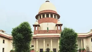 लाल किले पर हमले के दोषी अशफाक आरिफ को मिलकर रहेगी सजा-ए-मौत, SC में याचिका खारिज साल 2000 में हुए लाल किले पर हमले के मामले में दोषी मोहम्मद अशफाक आरिफ को सुप्रीम कोर्ट ने राहत देने से इनकार कर दिया है। गुरुवार को शीर्य न्यायलय ने आरिफ की मौत की सजा को बरकरार रखा। मुख्य न्यायाधीश यूयू ललित की अगुवाई में सुनवाई कर रही बेंच ने याचिका को खारिज कर दिया है। लश्कर-ए-तैयबा के आतंकवादी आरिफ को 22 दिसंबर 2000 में दिल्ली के लाल किले में सेना के बैरक पर हमले का दोषी पाया गया था। इस हमले के मास्टरमाइंड माने गए आरिफ को साल 2005 में दिल्ली की ट्रायल कोर्ट ने मौत की सजा सुनाई थी। वहीं, साल 2007 में दिल्ली हाईकोर्ट ने मौत की सजा की पुष्टि कर दी थी। साल 2011 में सुप्रीम कोर्ट ने भी दोषी की फांसी की सजा को बरकरार रखा था। दिसंबर 2000 को हुए हमले में तीन लोगों की मौत हो गई थी। घटना के चार दिनों के बाद आरिफ को पत्नी रेहमाना यूसुफ फारूकी के साथ गिरफ्तार किया गया था। ट्रायल कोर्ट ने साल 2005 में आरिफ समेत 6 लोगों को दोषी पाया गया था। सभी पर हत्या, आपराधिक साजिश और भारत के खिलाफ युद्ध छेड़ने के आरोप थे। हालांकि, अरिफ के अलावा अन्य लोगों को कैद मिली थी। साल 2007 में उच्च न्यायालय से भी उसे राहत नहीं मिली। उस दौरान सबूतों के अभाव में अन्य आरोपियों को रिहा कर दिया गया था। 22 दिसंबर 2000 को क्या हुआ था 22 साल पहले 22 दिसंबर को कुछ घुसपैठियों ने अंधाधुंध गोलीबारी शुरू कर दी थी और तीन लोगों को मौत के घाट उतार दिया था। इनमें 7वीं राजपुताना राइफल्स के दो जवान भी शामिल थे। बाद में पाकिस्तानी नागरिक आरिफ को गिरफ्तार किया गया। 10 अगस्त 2011 में भी शीर्ष न्यायालय ने दोष के खिलाफ दायर याचिकाओं को खारिज कर दिया था। लाल किले पर हमले के दोषी अशफाक आरिफ को मिलकर रहेगी सजा-ए-मौत, SC में याचिका खारिज
साल 2000 में हुए लाल किले पर हमले के मामले में दोषी मोहम्मद अशफाक आरिफ को सुप्रीम कोर्ट ने राहत देने से इनकार कर दिया है। गुरुवार को शीर्य न्यायलय ने आरिफ की मौत की सजा को बरकरार रखा। मुख्य न्यायाधीश यूयू ललित की अगुवाई में सुनवाई कर रही बेंच ने याचिका को खारिज कर दिया है।
लश्कर-ए-तैयबा के आतंकवादी आरिफ को 22 दिसंबर 2000 में दिल्ली के लाल किले में सेना के बैरक पर हमले का दोषी पाया गया था। इस हमले के मास्टरमाइंड माने गए आरिफ को साल 2005 में दिल्ली की ट्रायल कोर्ट ने मौत की सजा सुनाई थी। वहीं, साल 2007 में दिल्ली हाईकोर्ट ने मौत की सजा की पुष्टि कर दी थी। साल 2011 में सुप्रीम कोर्ट ने भी दोषी की फांसी की सजा को बरकरार रखा था।
दिसंबर 2000 को हुए हमले में तीन लोगों की मौत हो गई थी। घटना के चार दिनों के बाद आरिफ को पत्नी रेहमाना यूसुफ फारूकी के साथ गिरफ्तार किया गया था। ट्रायल कोर्ट ने साल 2005 में आरिफ समेत 6 लोगों को दोषी पाया गया था। सभी पर हत्या, आपराधिक साजिश और भारत के खिलाफ युद्ध छेड़ने के आरोप थे। हालांकि, अरिफ के अलावा अन्य लोगों को कैद मिली थी।
साल 2007 में उच्च न्यायालय से भी उसे राहत नहीं मिली। उस दौरान सबूतों के अभाव में अन्य आरोपियों को रिहा कर दिया गया था।
22 दिसंबर 2000 को क्या हुआ था
22 साल पहले 22 दिसंबर को कुछ घुसपैठियों ने अंधाधुंध गोलीबारी शुरू कर दी थी और तीन लोगों को मौत के घाट उतार दिया था। इनमें 7वीं राजपुताना राइफल्स के दो जवान भी शामिल थे। बाद में पाकिस्तानी नागरिक आरिफ को गिरफ्तार किया गया। 10 अगस्त 2011 में भी शीर्ष न्यायालय ने दोष के खिलाफ दायर याचिकाओं को खारिज कर दिया था।