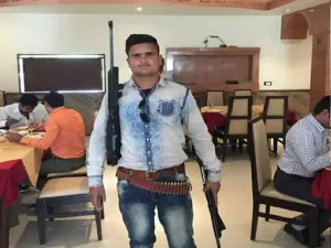 मध्यप्रदेश विधानसभा में नेता प्रतिपक्ष डॉ. गोविंद सिंह की सुरक्षा में मंगलवार को बड़ी चूक हो गई। नेता प्रतिपक्ष के नेतृत्व में निकल रही भारत जोड़ो उपयात्रा के दौरान यूथ कांग्रेस के जिला सचिव छोटू उर्फ अवधेश तोमर पर हमला हुआ। हमलावर लोडेड कट्टा लेकर यात्रा में घुस गया। उसने 2 बार ट्रिगर दबाया, लेकिन दोनों बार फायर मिस हो गए। वह तीसरी बार कट्टा लोड करने लगा, तो भीड़ ने पकड़कर धुन दिया, लेकिन इतने में ही किसी ने उसे भीड़ से बाहर कर दिया। बाद में पता चला कि हमला करने वाला जीतू गुर्जर खुद भी कांग्रेस कार्यकर्ता है और गोला का मंदिर शराब ठेके पर काम करता है। उसका यूथ कांग्रेस नेता छोटू से कई बार झगड़ा हो चुका है। हमले से 20 मिनट पहले भी बरैठा टोल पर पहले कार निकालने पर दोनों में बहस हुई थी। राहुल गांधी की भारत जोड़ो यात्रा मध्यप्रदेश में बुरहानपुर के रास्ते 20 नवंबर तक एंट्री कर सकती है। ऐसे में मध्यप्रदेश में भारत जोड़ो उप यात्राएं निकाली जा रही हैं। मंगलवार को नेता प्रतिपक्ष और कांग्रेस के सीनियर लीडर डॉ. गोविंद सिंह भिंड से भारत जोड़ो उप यात्रा लेकर चले थे। ग्वालियर के महाराजपुरा में यात्रा का स्वागत होना था। यहां से यह यात्रा आगे बढ़ाने की जिम्मेदारी ग्वालियर कांग्रेस की थी। स्वागत के दौरान बोलेरो से आया हमलावर यात्रा का रूट तो अलग था, लेकिन लक्ष्मणगढ़ के पास दशरथ सिंह गुर्जर के घर पर यात्रा के स्वागत की पूरी तैयारी थी। कांग्रेस के वरिष्ठ नेता साहब सिंह भी अपनी पूरी टीम के साथ यहां स्वागत करने के लिए खड़े थे। हाल ही में भाजपा से कांग्रेस में आए दबंग नेता और पार्षद पति बलवीर तोमर, उनका बेटा यूथ कांग्रेस के जिला सचिव छोटू उर्फ अवधेश तोमर भी यहां पहुंचे थे। जब यात्रा का स्वागत चल रहा था, तभी बोलेरो से जीतू उतरा और छोटू को टारगेट कर कट्टे से 2 मिस फायर किए। कौन है हमलावर जीतू गुर्जर? युवक कांग्रेस के जिला सचिव छोटू पर हमला करने वाले की पहचान जीतू गुर्जर निवासी मुरैना के रूप में हुई है। दशरथ सिंह के घर पर यात्रा का स्वागत हो रहा था। दशरथ रिश्ते में हमलावर के चाचा लगते हैं। जीतू शहर के गोला का मंदिर शराब ठेके पर बैठता है। यही इलाका छोटू तोमर का है। छोटू तोमर का उससे पुराना विवाद रहा है। ये भी पता लगा है कि कुछ दिन पहले छोटू उससे मारपीट कर चुका था। कार पहले निकालने को लेकर हुई थी बहस मंगलवार शाम जब छोटू कार्यक्रम में जा रहा था, तो वहां जीतू भी आ रहा था। कार्यक्रम स्थल से 4 से 5 किलोमीटर पहले बरैठा टोल पर कार पहले निकालने को लेकर छोटू और जीतू में बहस हुई। कांग्रेस नेता के साथ काफी लोग थे, इसलिए वह फिर उसे हड़काकर निकल गया। इस बार बेइज्जती उसके दिल पर लग गई। पीछे-पीछे जीतू भी उसी कार्यक्रम में पहुंचा और हमला कर दिया। लोगों का कहना है कि शराब ठेके के कमीशन को लेकर भी दोनों में पुराना विवाद चल रहा है। हमले के बाद जीतू को किसने बचाकर निकाल दिया, पुलिस पड़ताल कर रही है। यूथ कांग्रेस नेता पर भी दर्ज हैं कई आपराधिक मामले यूथ कांग्रेस नेता छोटू पर भी कई आपराधिक मामले दर्ज हैं। भाजपा में रहते हुए छोटू और उसके पिता बलवीर तोमर केंद्रीय मंत्री नरेंद्र सिंह तोमर के खास माने जाते थे, लेकिन भाजपा से टिकट न मिलने पर वह कांग्रेस में आ गए। वार्ड-19 से छोटू की मां कमलेश बलवीर तोमर ने चुनाव लड़ा और जीता भी था। कांग्रेस में जाने के बाद नगरीय निकाय चुनाव के समय छोटू को एसएसपी ग्वालियर के प्रतिवेतन पर कलेक्टर कौशलेन्द्र विक्रम सिंह ने जिलाबदर भी घोषित कर दिया था। बाद में उसका जिलाबदर आदेश बदला गया था। मध्यप्रदेश विधानसभा में नेता प्रतिपक्ष डॉ. गोविंद सिंह की सुरक्षा में मंगलवार को बड़ी चूक हो गई। नेता प्रतिपक्ष के नेतृत्व में निकल रही भारत जोड़ो उपयात्रा के दौरान यूथ कांग्रेस के जिला सचिव छोटू उर्फ अवधेश तोमर पर हमला हुआ। हमलावर लोडेड कट्टा लेकर यात्रा में घुस गया। उसने 2 बार ट्रिगर दबाया, लेकिन दोनों बार फायर मिस हो गए। वह तीसरी बार कट्टा लोड करने लगा, तो भीड़ ने पकड़कर धुन दिया, लेकिन इतने में ही किसी ने उसे भीड़ से बाहर कर दिया। बाद में पता चला कि हमला करने वाला जीतू गुर्जर खुद भी कांग्रेस कार्यकर्ता है और गोला का मंदिर शराब ठेके पर काम करता है। उसका यूथ कांग्रेस नेता छोटू से कई बार झगड़ा हो चुका है। हमले से 20 मिनट पहले भी बरैठा टोल पर पहले कार निकालने पर दोनों में बहस हुई थी। राहुल गांधी की भारत जोड़ो यात्रा मध्यप्रदेश में बुरहानपुर के रास्ते 20 नवंबर तक एंट्री कर सकती है। ऐसे में मध्यप्रदेश में भारत जोड़ो उप यात्राएं निकाली जा रही हैं। मंगलवार को नेता प्रतिपक्ष और कांग्रेस के सीनियर लीडर डॉ. गोविंद सिंह भिंड से भारत जोड़ो उप यात्रा लेकर चले थे। ग्वालियर के महाराजपुरा में यात्रा का स्वागत होना था। यहां से यह यात्रा आगे बढ़ाने की जिम्मेदारी ग्वालियर कांग्रेस की थी। स्वागत के दौरान बोलेरो से आया हमलावर यात्रा का रूट तो अलग था, लेकिन लक्ष्मणगढ़ के पास दशरथ सिंह गुर्जर के घर पर यात्रा के स्वागत की पूरी तैयारी थी। कांग्रेस के वरिष्ठ नेता साहब सिंह भी अपनी पूरी टीम के साथ यहां स्वागत करने के लिए खड़े थे। हाल ही में भाजपा से कांग्रेस में आए दबंग नेता और पार्षद पति बलवीर तोमर, उनका बेटा यूथ कांग्रेस के जिला सचिव छोटू उर्फ अवधेश तोमर भी यहां पहुंचे थे। जब यात्रा का स्वागत चल रहा था, तभी बोलेरो से जीतू उतरा और छोटू को टारगेट कर कट्टे से 2 मिस फायर किए। कौन है हमलावर जीतू गुर्जर? युवक कांग्रेस के जिला सचिव छोटू पर हमला करने वाले की पहचान जीतू गुर्जर निवासी मुरैना के रूप में हुई है। दशरथ सिंह के घर पर यात्रा का स्वागत हो रहा था। दशरथ रिश्ते में हमलावर के चाचा लगते हैं। जीतू शहर के गोला का मंदिर शराब ठेके पर बैठता है। यही इलाका छोटू तोमर का है। छोटू तोमर का उससे पुराना विवाद रहा है। ये भी पता लगा है कि कुछ दिन पहले छोटू उससे मारपीट कर चुका था। कार पहले निकालने को लेकर हुई थी बहस मंगलवार शाम जब छोटू कार्यक्रम में जा रहा था, तो वहां जीतू भी आ रहा था। कार्यक्रम स्थल से 4 से 5 किलोमीटर पहले बरैठा टोल पर कार पहले निकालने को लेकर छोटू और जीतू में बहस हुई। कांग्रेस नेता के साथ काफी लोग थे, इसलिए वह फिर उसे हड़काकर निकल गया। इस बार बेइज्जती उसके दिल पर लग गई। पीछे-पीछे जीतू भी उसी कार्यक्रम में पहुंचा और हमला कर दिया। लोगों का कहना है कि शराब ठेके के कमीशन को लेकर भी दोनों में पुराना विवाद चल रहा है। हमले के बाद जीतू को किसने बचाकर निकाल दिया, पुलिस पड़ताल कर रही है। यूथ कांग्रेस नेता पर भी दर्ज हैं कई आपराधिक मामले यूथ कांग्रेस नेता छोटू पर भी कई आपराधिक मामले दर्ज हैं। भाजपा में रहते हुए छोटू और उसके पिता बलवीर तोमर केंद्रीय मंत्री नरेंद्र सिंह तोमर के खास माने जाते थे, लेकिन भाजपा से टिकट न मिलने पर वह कांग्रेस में आ गए। वार्ड-19 से छोटू की मां कमलेश बलवीर तोमर ने चुनाव लड़ा और जीता भी था। कांग्रेस में जाने के बाद नगरीय निकाय चुनाव के समय छोटू को एसएसपी ग्वालियर के प्रतिवेतन पर कलेक्टर कौशलेन्द्र विक्रम सिंह ने जिलाबदर भी घोषित कर दिया था। बाद में उसका जिलाबदर आदेश बदला गया था।