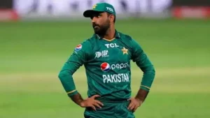 साउथ अफ्रीका मुकाबले से पहले पाकिस्तान ने चोटिल फखर जमां को किया टीम से बाहर पाकिस्तान और साउथ अफ्रीका के बीच टी20 वर्ल्ड कप 2022 सुपर-12 का एक अहम मुकाबला गुरुवार को खेला जाएगा। सिडनी क्रिकेट ग्राउंड पर खेले जाने वाले इस मुकाबले का नतीजा भारत के लिए भी काफी महत्वपूर्ण रहने वाला है। लेकिन इस हाई प्रेशर वाले मुकाबले से पहले पाकिस्तान की वर्ल्ड कप टीम में बड़ा बदलाव हुआ है। पाकिस्तान ने दक्षिण अफ्रीका के खिलाफ अपने मैच से पहले गुरुवार को चोटिल फखर जमां के रिप्लेसमेंट के रूप में मोहम्मद हारिस को टीम में शामिल किया है। दुबई में टी20 एशिया कप फाइनल के दौरान फील्डिंग करते समय जमां के दाहिने घुटने में चोट लग गई थी, जिसके बाद से वह पूरी तरह फिट नहीं हुए थे और टी20 वर्ल्ड कप 2022 में नीदरलैंड के खिलाफ हुए मैच के दौरान एक बार फिर उन्हें चोट लगी थी। नीदरलैंड के खिलाफ मुकाबले में उन्होंने 16 गेंद पर 20 रन भी बनाए थे। पाकिस्तान को सेमीफाइनल में जगह बनाने के लिए टी20 वर्ल्ड कप 2022 में अपने बाकी के बचे दोनों मैचों को जीतना काफी जरूरी है और इस वजह से पाकिस्तान ने बिना देर किए गुरुवार को सिडनी में दक्षिण अफ्रीका के खिलाफ मुकाबला शुरू होने से कुछ घंटे पहले चोटिल फखर जमां की जगह बल्लेबाजी ऑलराउंडर मोहम्मद हारिस को टीम में शामिल कर लिया है। आईसीसी की इवेंट टेक्निकल कमेटी ने ऑलराउंडर मोहम्मद हारिस को टीम में शामिल करने की इजाजत दे दी है। मोहम्मद हारिस ऑफ स्पिनर के साथ-साथ विकेटकीपिंग भी कर सकते हैं। वहीं फखर जमां टी20 वर्ल्ड कप में रिजर्व खिलाड़ी के रूप में जुड़े थे, लेकिन टूर्नामेंट से ठीक पहले लेग स्पिनर उस्मान कादिर के चोटिल होने पर उन्हें 15 सदस्यीय टीम में जगह मिली थी। साउथ अफ्रीका मुकाबले से पहले पाकिस्तान ने चोटिल फखर जमां को किया टीम से बाहर
पाकिस्तान और साउथ अफ्रीका के बीच टी20 वर्ल्ड कप 2022 सुपर-12 का एक अहम मुकाबला गुरुवार को खेला जाएगा। सिडनी क्रिकेट ग्राउंड पर खेले जाने वाले इस मुकाबले का नतीजा भारत के लिए भी काफी महत्वपूर्ण रहने वाला है। लेकिन इस हाई प्रेशर वाले मुकाबले से पहले पाकिस्तान की वर्ल्ड कप टीम में बड़ा बदलाव हुआ है। पाकिस्तान ने दक्षिण अफ्रीका के खिलाफ अपने मैच से पहले गुरुवार को चोटिल फखर जमां के रिप्लेसमेंट के रूप में मोहम्मद हारिस को टीम में शामिल किया है।
दुबई में टी20 एशिया कप फाइनल के दौरान फील्डिंग करते समय जमां के दाहिने घुटने में चोट लग गई थी, जिसके बाद से वह पूरी तरह फिट नहीं हुए थे और टी20 वर्ल्ड कप 2022 में नीदरलैंड के खिलाफ हुए मैच के दौरान एक बार फिर उन्हें चोट लगी थी। नीदरलैंड के खिलाफ मुकाबले में उन्होंने 16 गेंद पर 20 रन भी बनाए थे।
पाकिस्तान को सेमीफाइनल में जगह बनाने के लिए टी20 वर्ल्ड कप 2022 में अपने बाकी के बचे दोनों मैचों को जीतना काफी जरूरी है और इस वजह से पाकिस्तान ने बिना देर किए गुरुवार को सिडनी में दक्षिण अफ्रीका के खिलाफ मुकाबला शुरू होने से कुछ घंटे पहले चोटिल फखर जमां की जगह बल्लेबाजी ऑलराउंडर मोहम्मद हारिस को टीम में शामिल कर लिया है।
आईसीसी की इवेंट टेक्निकल कमेटी ने ऑलराउंडर मोहम्मद हारिस को टीम में शामिल करने की इजाजत दे दी है। मोहम्मद हारिस ऑफ स्पिनर के साथ-साथ विकेटकीपिंग भी कर सकते हैं। वहीं फखर जमां टी20 वर्ल्ड कप में रिजर्व खिलाड़ी के रूप में जुड़े थे, लेकिन टूर्नामेंट से ठीक पहले लेग स्पिनर उस्मान कादिर के चोटिल होने पर उन्हें 15 सदस्यीय टीम में जगह मिली थी।