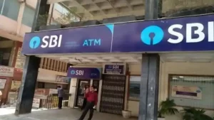 700 रुपये के पार जा सकते हैं SBI के शेयर, बैंक को अब तक का सबसे ज्यादा मुनाफा

देश के सबसे बड़े बैंक, स्टेट बैंक ऑफ इंडिया (SBI) के शेयरों में सोमवार को अच्छी तेजी देखने को मिली है। सरकारी बैंक के शेयर 5 पर्सेंट से ज्यादा के उछाल के साथ 622.90 रुपये के रिकॉर्ड हाई पर पहुंच गए हैं। स्टेट बैंक ऑफ इंडिया (SBI) के शेयरों में यह तेजी दूसरी तिमाही में बैंक के मुनाफे में आए जबरदस्त उछाल की वजह से आई है। मार्केट एक्सपर्ट्स का कहना है कि स्टेट बैंक ऑफ इंडिया के शेयरों में अभी और उछाल देखने को मिल सकता है। बैंक के शेयर 700 रुपये के पार पहुंच सकते हैं।

ब्रोकरेज हाउसेज ने दिया 715 रुपये तक का टारगेट
घरेलू ब्रोकरेज हाउस ICICI सिक्योरिटीज ने स्टेट बैंक ऑफ इंडिया के शेयरों को बाय (Buy) रेटिंग दी है और शेयरों के लिए 700 रुपये का टारगेट प्राइस दिया है। ब्रोकरेज हाउस एडलवाइस ने एसबीआई के शेयरों पर अपने रेटिंग अपग्रेड करके होल्ड से बाय (Buy) कर दी है। ब्रोकरेज हाउस ने बैंक के शेयरों के लिए 715 रुपये का नया टारगेट प्राइस दिया है। एडलवाइस ने पहले एसबीआई के शेयरों के लिए 595 रुपये का टारगेट दिया था। एक दूसरे ब्रोकरेज हाउस एंबिट ने भी स्टेट बैंक ऑफ इंडिया के शेयरों के लिए 715 रुपये का टारगेट प्राइस दिया है। बैंक के शेयर ब्रोकरेज हाउस के टॉप पिक्स में शामिल हैं। मोतीलाल ओसवाल ने भी SBI के शेयरों के लिए 700 रुपये का टारगेट दिया है।

बैंक को अब तक का सबसे ज्यादा तिमाही मुनाफा
स्टेट बैंक ऑफ इंडिया (SBI) को सितंबर 2022 तिमाही में अब तक का सबसे ज्यादा तिमाही मुनाफा हुआ है। जुलाई-सितंबर 2022 तिमाही में एसबीआई को 13,265 करोड़ रुपये का नेट प्रॉफिट हुआ है। सालाना आधार पर स्टेट बैंक के मुनाफे में 73.93 पर्सेंट का उछाल आया है। बैंक की नेट इंटरेस्ट इनकम में अच्छी ग्रोथ देखने को मिली है। साथ ही मार्जिन भी बढ़ा है। सितंबर 2022 तिमाही में स्टेट बैंक ऑफ इंडिया की नेट इंटरेस्ट इनकम 35,183 करोड़ रुपये रही है। सालाना आधार पर बैंक की नेट इंटरेस्ट इनकम में 12.83 पर्सेंट का उछाल आया है।