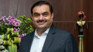 अरबपतियों की लिस्ट में फेरबदल: अडानी ने जेफ बेजोस को पीछे छोड़ा अमेरिकी शेयर बाजारों में गिरावट और अमेजन, टेस्ला, मेटा, अल्फाबेट जैसी दिग्गज कंपनियों के शेयर लुढ़कने से दुनिया के टॉप-10 अरबपतियों की संपत्ति पर भी असर पड़ा है। टेस्ला के सीईओ बुधवार को 8.96 अरब डॉलर गंवाकर भले ही पहले नंबर पर हों, लेकिन उनकी संपत्ति अब 200 अरब डॉलर से नीचे आ गई है। जबकि, भारत के गौतम अडानी एक बार फिर दूसरे नंबर पर पहुंचने के लिए मजबूती से कदम बढ़ा दिए हैं। ब्लूमबर्ग बिलेनियर इंडेक्स में अब गौतम अडानी 129 अरब डॉलर की संपत्ति के साथ तीसरे नंबर पर हैं। जबकि, बर्नार्ड अर्नाल्ट 136 अरब डॉलर की संपत्ति के साथ दूसरे नंबर पर। अमेजन के पूर्व सीईओ रहे जेफ बेजोस को अडानी ने चौथे नंबर पर ढकेल दिया है। जेफ के पास अब 115 अरब डॉलर की संपत्ति है। पांचवें पर बिल गेट्स है। मुकेश अंबानी एक पायदान ऊपर चढ़ कर अब 87 अरब डॉलर के साथ आठवें स्थान पर पहुंच गए हैं। बुधवार को अमेजन 4.82 फीसद टूटकर 92.12 डॉलर पर आ गया। एप्पल इंक में 3.73 फीसद की गिरावट रही। टेस्ला 5.64 फीसद लुढ़क कर 212.98 डॉलर पर आ गया। अल्फाबेट इंक में करीब चार फीसद की गिरावट रही। फेसबुक यानी मेटा भी करीब 5 फीसद टूट गया। माइक्रोसॉफट भी 3.54 फीसद गिरकर बंद हुआ। इसका असर यह हुआ कि टॉप 10 अरबपतियों की संपत्ति एक ही दिन में करीब 30 अरब डालर कम हो गई। गौतम अडानी को छोड़ इस साल दुनिया के टॉप-10 अमीरों के लिए अब तक यह साल किसी बुरा सपने से कम नहीं रहा। टॉप-10 में से 9 अरबपति अब तक 300 अरब डॉलर से अधिक की संपत्ति गंवा चुके हैं। ब्लूमबर्ग बिलेनियर इंडेक्स के मुताबिक नेटवर्थ में गिरावट के मामले में पहले नंबर पर जेफ बेजोस हैं, जिनकी संपत्ति इस साल अब तक 77.2 अरब डॉलर घटी है। वहीं, दुनिया के सबसे अमीर व्यक्ति एलन मस्क ने कुल 75.4 अरब डॉलर गंवाए हैं। जबकि, एक मात्र अडानी ही ऐसे शख्स हैं, जिन्होंने 52.2 अरब डॉलर बनाए हैं। अरबपतियों की लिस्ट में फेरबदल: अडानी ने जेफ बेजोस को पीछे छोड़ा
अमेरिकी शेयर बाजारों में गिरावट और अमेजन, टेस्ला, मेटा, अल्फाबेट जैसी दिग्गज कंपनियों के शेयर लुढ़कने से दुनिया के टॉप-10 अरबपतियों की संपत्ति पर भी असर पड़ा है। टेस्ला के सीईओ बुधवार को 8.96 अरब डॉलर गंवाकर भले ही पहले नंबर पर हों, लेकिन उनकी संपत्ति अब 200 अरब डॉलर से नीचे आ गई है। जबकि, भारत के गौतम अडानी एक बार फिर दूसरे नंबर पर पहुंचने के लिए मजबूती से कदम बढ़ा दिए हैं।
ब्लूमबर्ग बिलेनियर इंडेक्स में अब गौतम अडानी 129 अरब डॉलर की संपत्ति के साथ तीसरे नंबर पर हैं। जबकि, बर्नार्ड अर्नाल्ट 136 अरब डॉलर की संपत्ति के साथ दूसरे नंबर पर। अमेजन के पूर्व सीईओ रहे जेफ बेजोस को अडानी ने चौथे नंबर पर ढकेल दिया है। जेफ के पास अब 115 अरब डॉलर की संपत्ति है। पांचवें पर बिल गेट्स है। मुकेश अंबानी एक पायदान ऊपर चढ़ कर अब 87 अरब डॉलर के साथ आठवें स्थान पर पहुंच गए हैं।
बुधवार को अमेजन 4.82 फीसद टूटकर 92.12 डॉलर पर आ गया। एप्पल इंक में 3.73 फीसद की गिरावट रही। टेस्ला 5.64 फीसद लुढ़क कर 212.98 डॉलर पर आ गया। अल्फाबेट इंक में करीब चार फीसद की गिरावट रही। फेसबुक यानी मेटा भी करीब 5 फीसद टूट गया। माइक्रोसॉफट भी 3.54 फीसद गिरकर बंद हुआ। इसका असर यह हुआ कि टॉप 10 अरबपतियों की संपत्ति एक ही दिन में करीब 30 अरब डालर कम हो गई।
गौतम अडानी को छोड़ इस साल दुनिया के टॉप-10 अमीरों के लिए अब तक यह साल किसी बुरा सपने से कम नहीं रहा। टॉप-10 में से 9 अरबपति अब तक 300 अरब डॉलर से अधिक की संपत्ति गंवा चुके हैं। ब्लूमबर्ग बिलेनियर इंडेक्स के मुताबिक नेटवर्थ में गिरावट के मामले में पहले नंबर पर जेफ बेजोस हैं, जिनकी संपत्ति इस साल अब तक 77.2 अरब डॉलर घटी है। वहीं, दुनिया के सबसे अमीर व्यक्ति एलन मस्क ने कुल 75.4 अरब डॉलर गंवाए हैं। जबकि, एक मात्र अडानी ही ऐसे शख्स हैं, जिन्होंने 52.2 अरब डॉलर बनाए हैं।