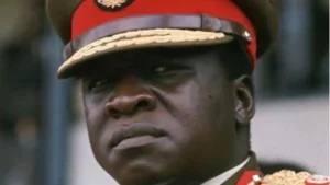 सबसे क्रूर और निर्दयी तानाशाह था ईदी अमीन, दुश्मनों को मारकर पीता था उनका खून दुनिया के इतिहास में कई लोगों के नाम दर्ज हैं, जिनमें से कुछ अच्छे कामों के लिए जाने गए तो कुछ बुरे कामों के लिए। ऐसे में आज हम आपको एक ऐसे शख्स के बारे में बताने जा रहे हैं, जो क्रूर और निर्दयी तानाशाह के रूप में जाना जाता है। दरअसल, हम बात कर रहे हैं युगांडा के तानाशाह ईदी अमीन के बारे में, जिसके जैसा निर्दयी शायद ही कोई इस धरती पर पैदा हुआ हो। आइए जानें। परिचय रग्बी का एक शानदार खिलाड़ी था ईदी अमीन शक्तिशाली शरीर की वजह से ईदी अमीन 1951 से 1960 तक युगांडा का लाइट हैवीवेट बॉक्सिंग चैंपियन था। साथ ही वह एक तैराक भी था। इसके अलावा ईदी एक खतरनाक रग्बी फॉरवर्ड भी था क्योंकि वो शानदार तरीके से रग्बी खेलता था। उसके कोच के मुताबिक, ईदी अमीन रग्बी का एक शानदार और अच्छा खिलाड़ी था, लेकिन उसे सिखाना कठिन था क्योंकि एक अक्षर का शब्द भी उसे विस्तार से समझाना पड़ता था। संबंध ईदी ने बना रखे थे कई महिलाओं के साथ संबंध BBC के अनुसार, ईदी के इतने प्रेम संबंध थे कि उनकी गिनती करना भी असंभव है। कहा जाता है कि एक समय में उसका कम से कम 30 महिलाओं का हरम हुआ करता था। बता दें कि ईदी ने छह महिलाओं से शादी की थी, जिसमें से तीन को उसने जल्द ही तलाक दे दिया था। ईदी के बच्चों के बारे में सही से किसी को भी नहीं पता, लेकिन अधिकांश का कहना है कि उसके 30-45 बच्चे थे। शासन आठ साल के शासन काल में ईदी ने पेश किए क्रूरता के कई वीभत्स उदाहरण छह फीट चार इंच लंबे और 135 किलो वजन वाले ईदी अमीन को दुनिया के सबसे क्रूर और निर्दयी तानाशाहों में गिना जाता है। ईदी ने आठ साल के शासन काल में क्रूरता के इतने वीभत्स उदाहरण पेश किए जिसकी मिसाल आधुनिक इतिहास में बहुत कम ही मिलती है। इसलिए ईदी के शासन को मानव अधिकारों के दुरूपयोग, राजनीतिक दमन, जातीय उत्पीड़न, गैर कानूनी हत्याओं, पक्षपात, भ्रष्टाचार और सकल आर्थिक कुप्रबंधन आदि के लिए जाना जाता था। जानकारी ईदी अमीन को एशियाई लोगों से थी बेहद नफ़रत अंतरराष्ट्रीय पर्यवेक्षकों और मानव अधिकार समूहों का अनुमान है कि ईदी ने अपने शासन के दौरान एक लाख से पांच लाख लोगों को मौत की नींद सुलाया है। जानकारी के मुताबिक, ईदी अमीन को एशियाई लोगों से बेहद ही नफरत थी, इसलिए उसने अपने देश से सारे एशियाइयों को बाहर निकाल दिया था। इसके पीछे उसने तर्क दिया था कि अल्लाह ने उससे कहा है कि वो सारे एशियाइयों को अपने देश से तुरंत बाहर निकाल दे। किताब स्वास्थ्य मंत्री रहे 'हेनरी केयेंबा' ने लिखी है ईदी पर एक किताब ईदी के शासन काल में स्वास्थ्य मंत्री रहे 'हेनरी केयेंबा' ने एक किताब लिखी थी 'अ स्टेट ऑफ ब्लड: द इनसाइड स्टोरी ऑफ ईदी अमीन'। इस किताब के जरिए उन्होंने ईदी की दरिंदगी बयां की है। उस किताब के अनुसार, एक बार अमीन अस्पताल के मुर्दाघर में गया था, जहां उसके दुश्मनों के शव रखे गए थे। कुछ युगांडावासियों का मानना है कि उसने अपने दुश्मन का खून पिया था। वर्णन हेनरी ने किताब में जाहिर की हुई ईदी की आश्चर्यजनक बातें इतना ही नहीं हेनरी ने अपनी किताब में यह तक लिखा है कि 'कई बार राष्ट्रपति और दूसरे लोगों के सामने ईदी ने यह तक जाहिर किया है कि उसने इंसानों का मांस तक खा रखा है। साथ ही उन्होनें यह भी लिखा है कि ईदी ने यह कहा है कि लड़ाई के दौरान अक्सर आपका साथी सैनिक घायल हो जाता है। ऐसे में उसको मार कर खा जाने से आप भुखमरी से भी बच सकते हैं। किताब-2 ईदी के समय में भारत के उच्चायुक्त रहे मदनजीत ने भी लिखी है ईदी पर किताब BBC के मुताबिक, ईदी के समय में युगांडा में भारत के उच्चायुक्त रहे मदनजीत सिंह ने भी अपनी किताब 'कल्चर ऑफ द सेपल्करे' में लिखा है कि ईदी के पुराने घर कमांड पोस्ट में एक कमरा हमेशा ही बंद रहता था। उसमें सिर्फ ईदी के एक पुराने नौकर मोजेज को ही जाने की इजाजत थी, वो भी कमरा साफ करने के लिए। मगर एक बार अमीन की पांचवीं बीबी सारा क्योलाबा जबरदस्ती उस कमरे में चली गई थी। मृत्यु मृत्यु के वक्त ईदी को नहीं मिली अपने देश की मिट्टी उसने देखा कि कमरे में दो रेफ्रीजरेटर रखे हुए थे, जब उसने एक रेफ्रीजरेटर खोला तो वो चिल्ला कर बेहोश हो गई क्योंकि उसमें उसके एक पूर्व प्रेमी जीज गिटा का कटा हुआ सिर रखा हुआ था। इन सब किताबों के जरिए यह भी पता चला कि 16 अगस्त, 2003 में जेद्दा के अस्पताल में ईदी की मौत हो गई थी, जिसके बाद उसे वहीं रुवैस कब्रिस्तान में दफना दिया गया था।